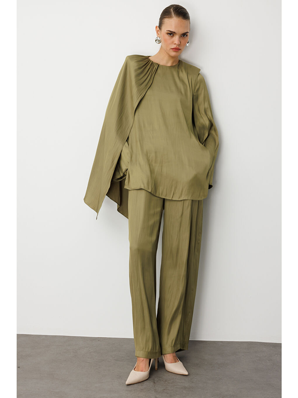 Haki Parça Pelerin Detaylı Saten Yeşil Bluz-5