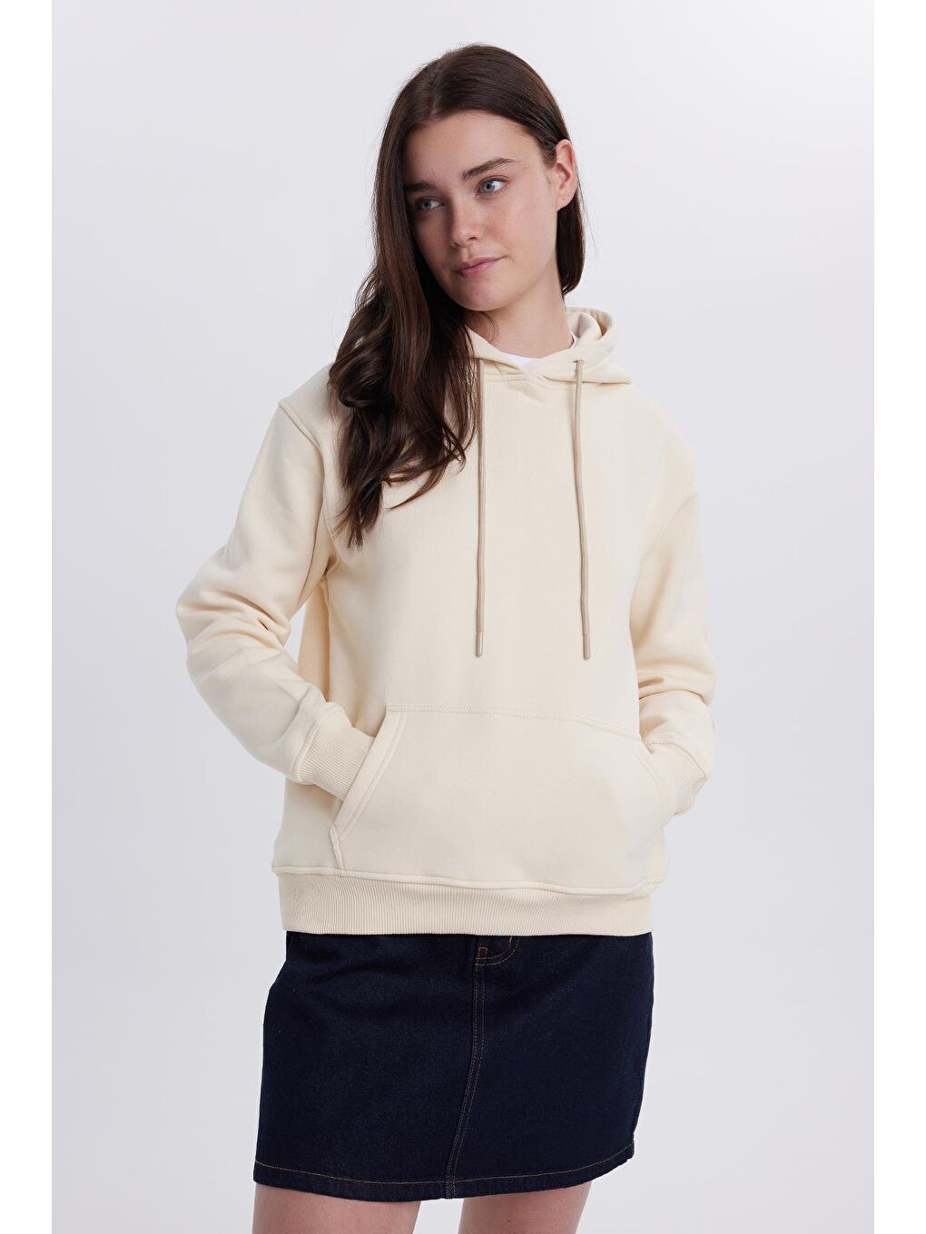 Bej Kadın Relax Fit Rahat Kesim Pamuklu Kapüşonlu Kanguru Cepli Taş Sweatshirt-1