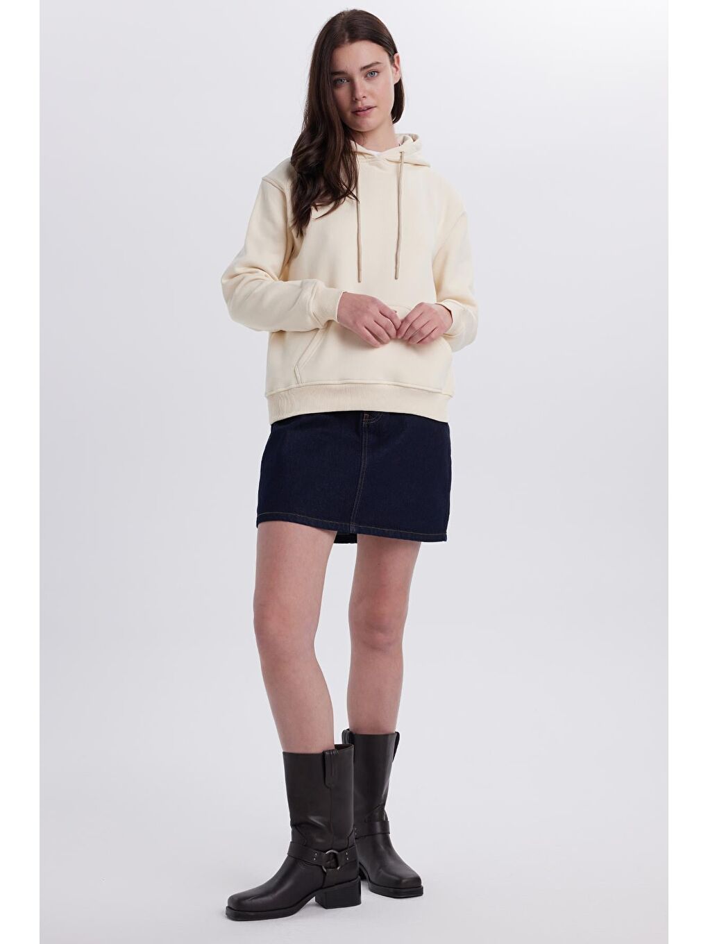 Bej Kadın Relax Fit Rahat Kesim Pamuklu Kapüşonlu Kanguru Cepli Taş Sweatshirt-3