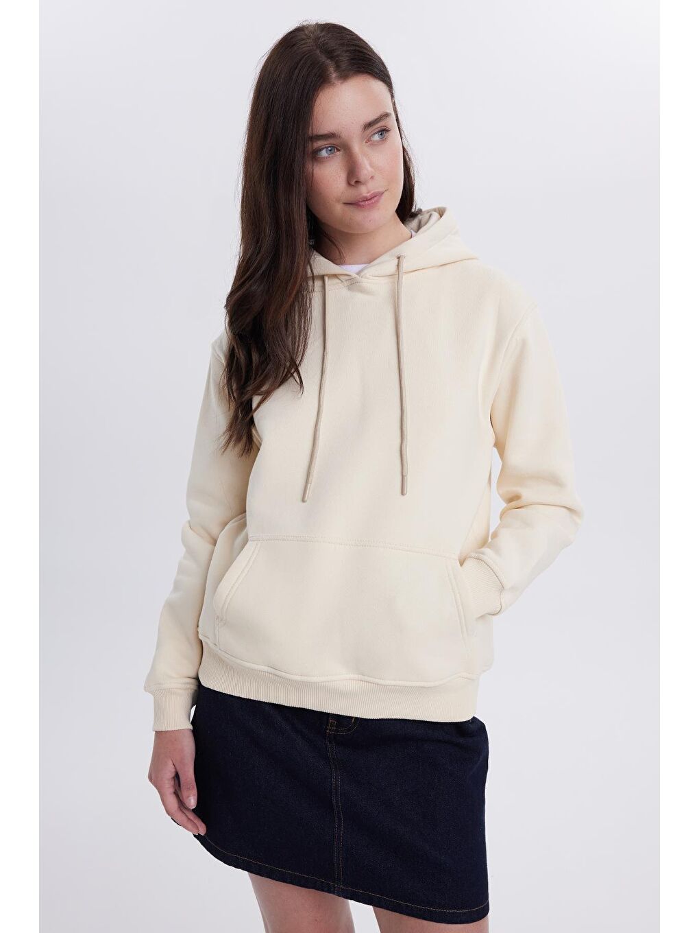 Bej Kadın Relax Fit Rahat Kesim Pamuklu Kapüşonlu Kanguru Cepli Taş Sweatshirt-4