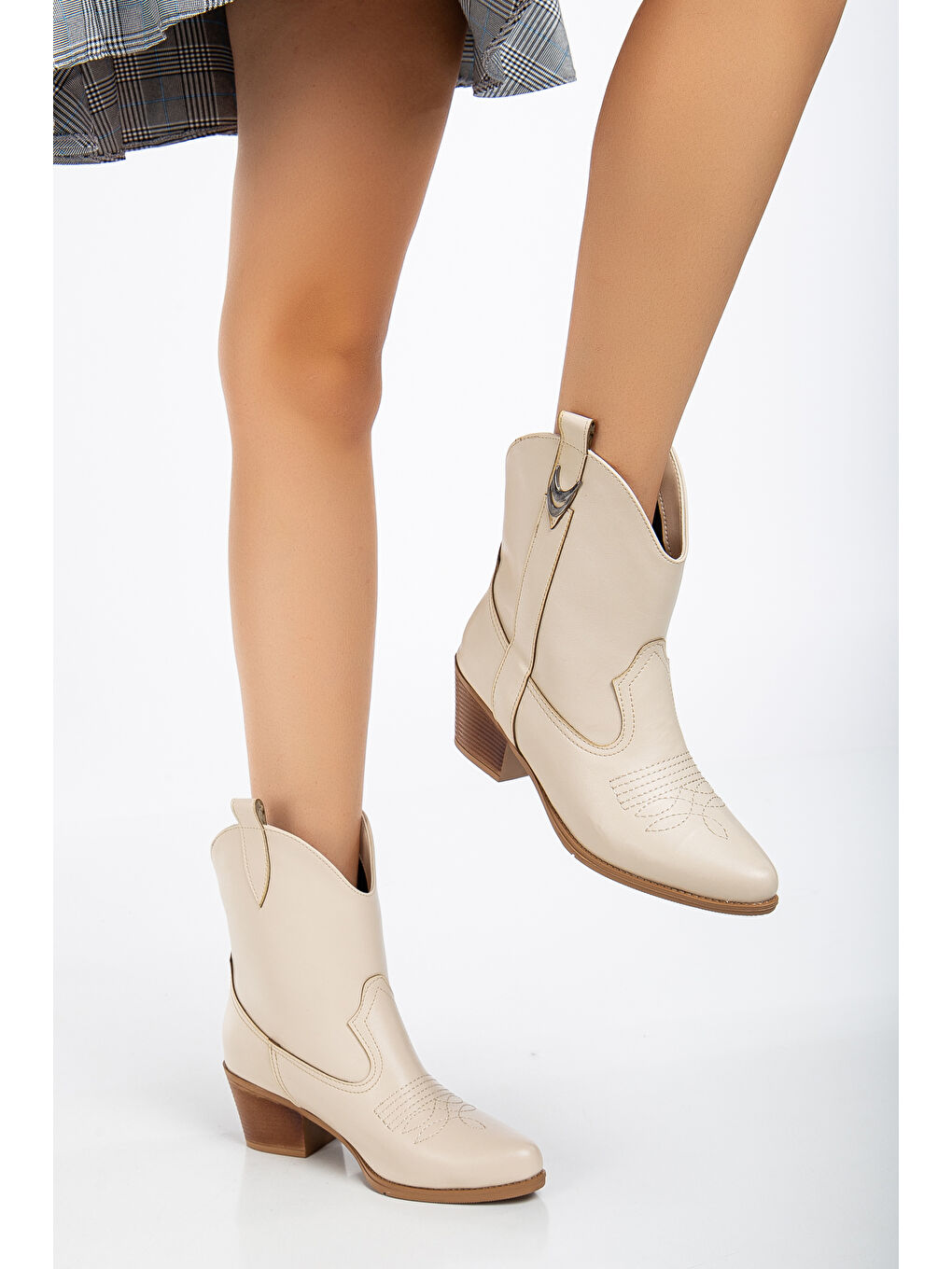 Kadın Bej Cilt Termo Taban Tokalı Sivri Burunlu Nakışlı Western Kovboy Bot