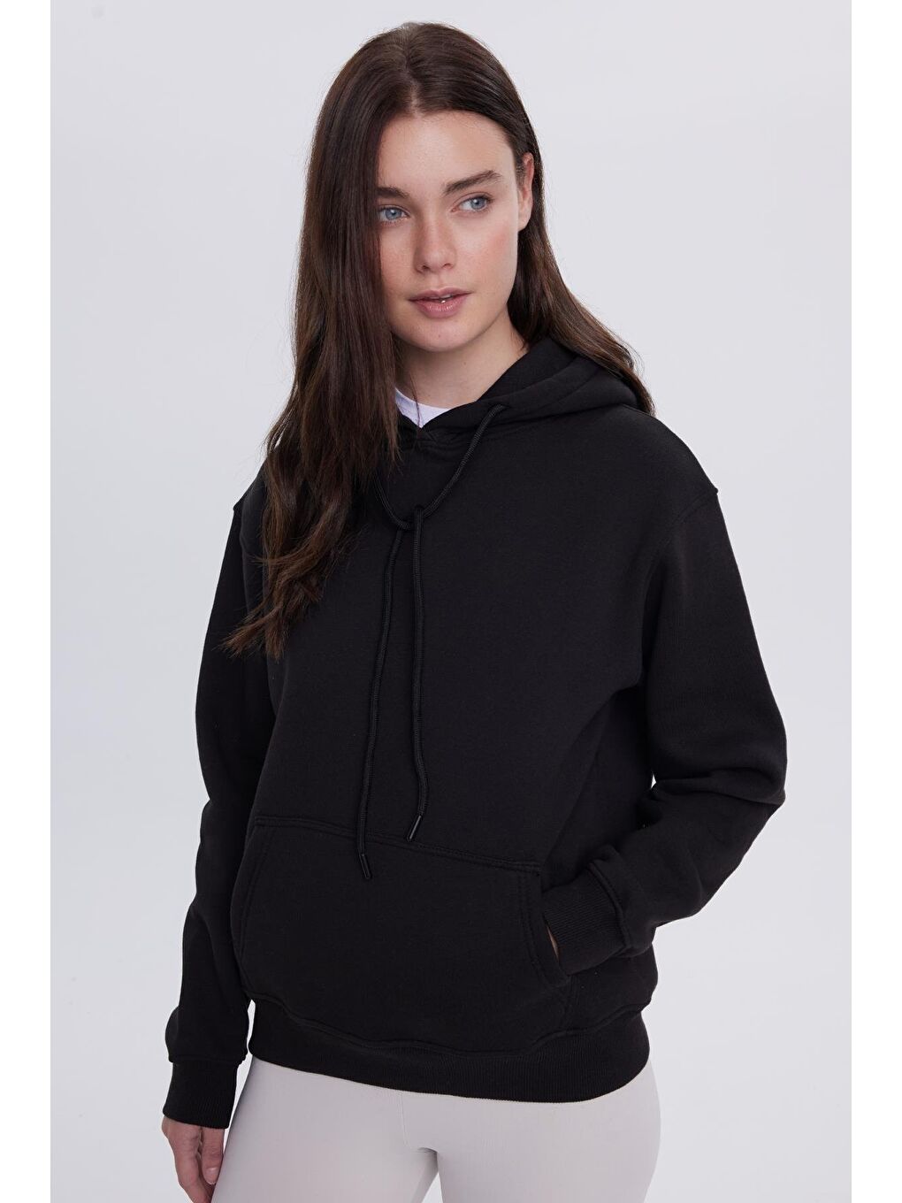 Kadın Relax Fit Rahat Kesim Pamuklu Kapüşonlu Kanguru Cepli Siyah Sweatshirt-1