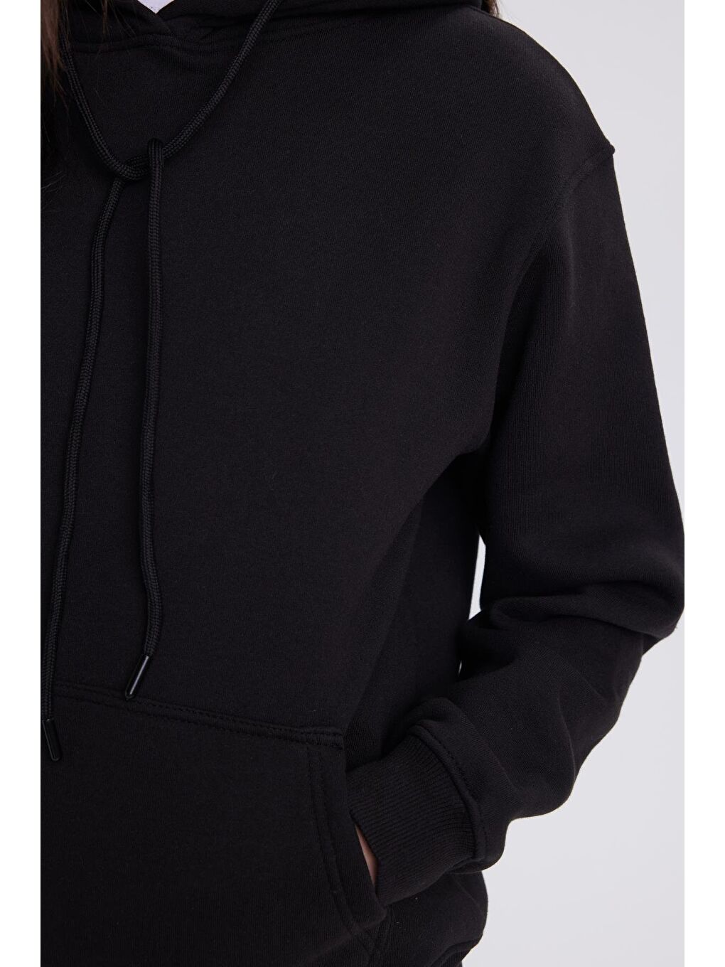 Kadın Relax Fit Rahat Kesim Pamuklu Kapüşonlu Kanguru Cepli Siyah Sweatshirt-2