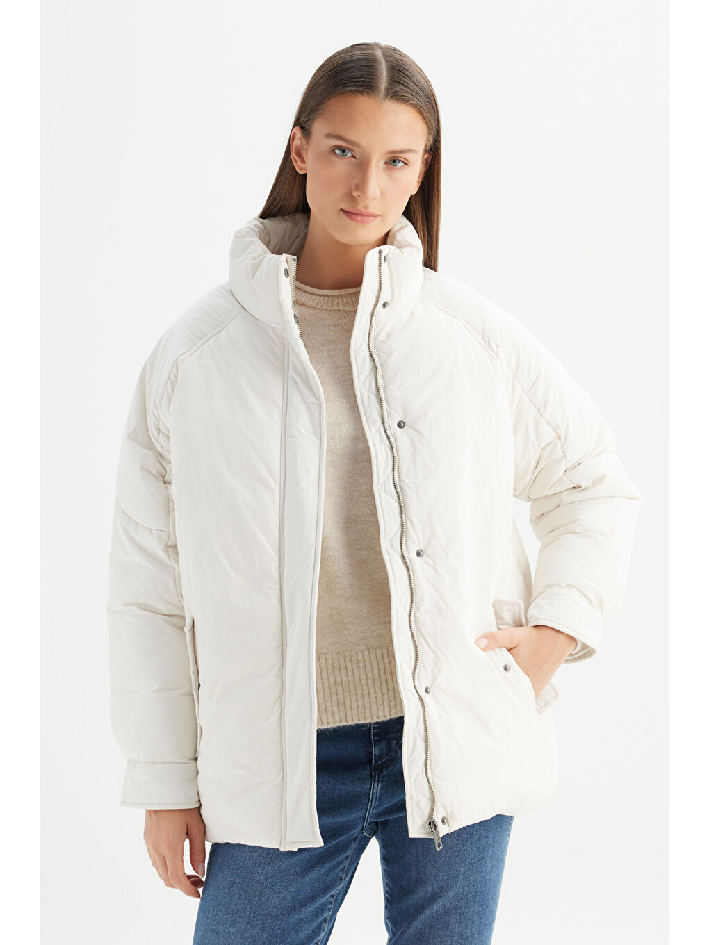 Relaxed Fit Geniş Kesim Dik Yaka Kapitone Detaylı Ekru İnce Mont