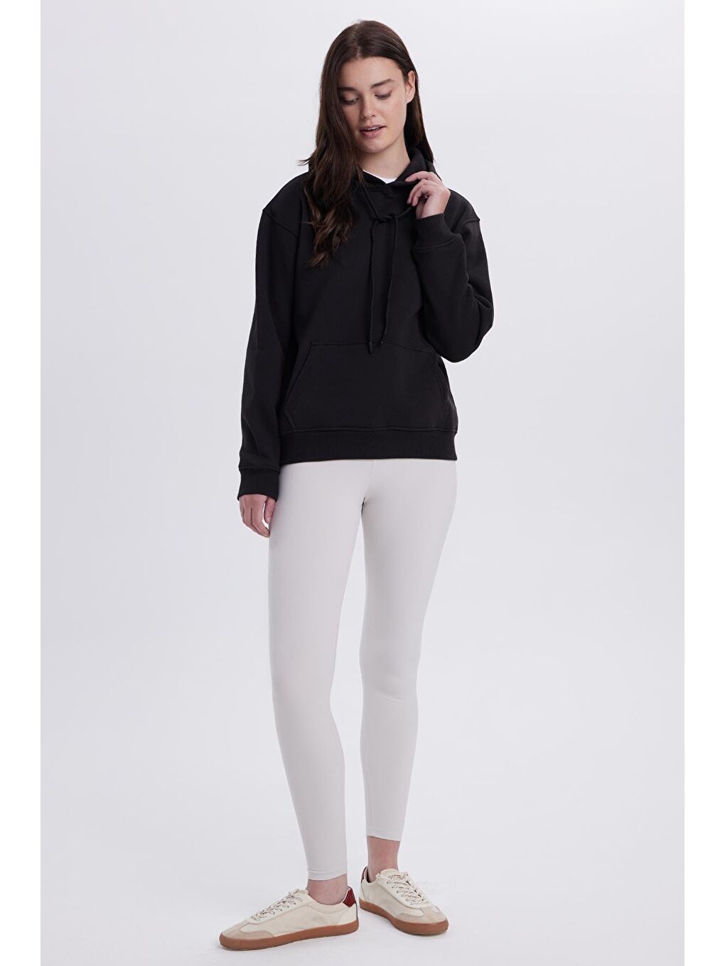 Kadın Relax Fit Rahat Kesim Pamuklu Kapüşonlu Kanguru Cepli Siyah Sweatshirt-3