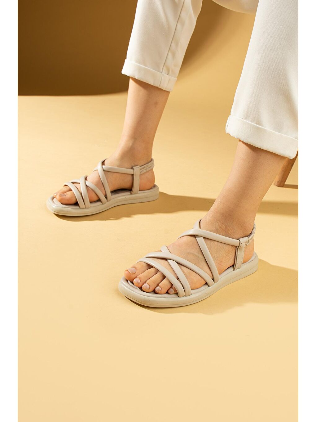 Bej İnce Bantlı Arkası Lastikli Önü Açık Kadın Sandalet 57-272-24