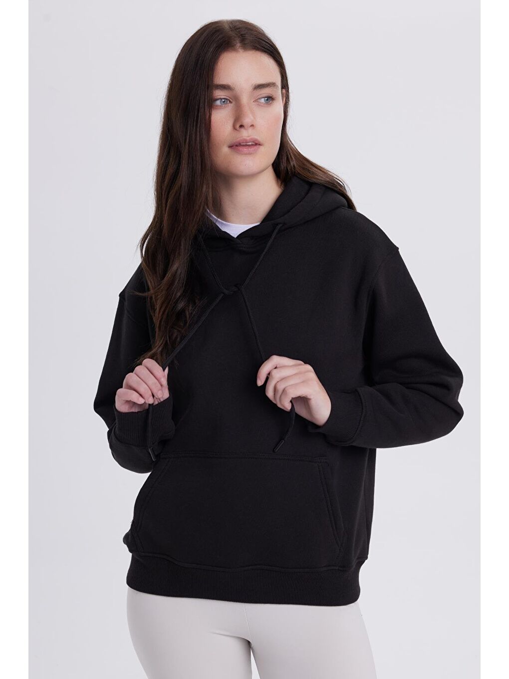 Kadın Relax Fit Rahat Kesim Pamuklu Kapüşonlu Kanguru Cepli Siyah Sweatshirt-4