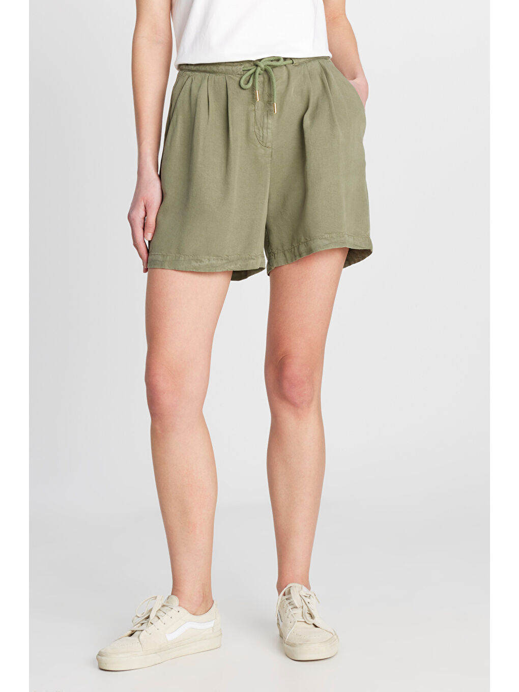 Relaxed Fit Geniş Kesim Yumuşak Dokulu Bağcıklı Haki Şort-2
