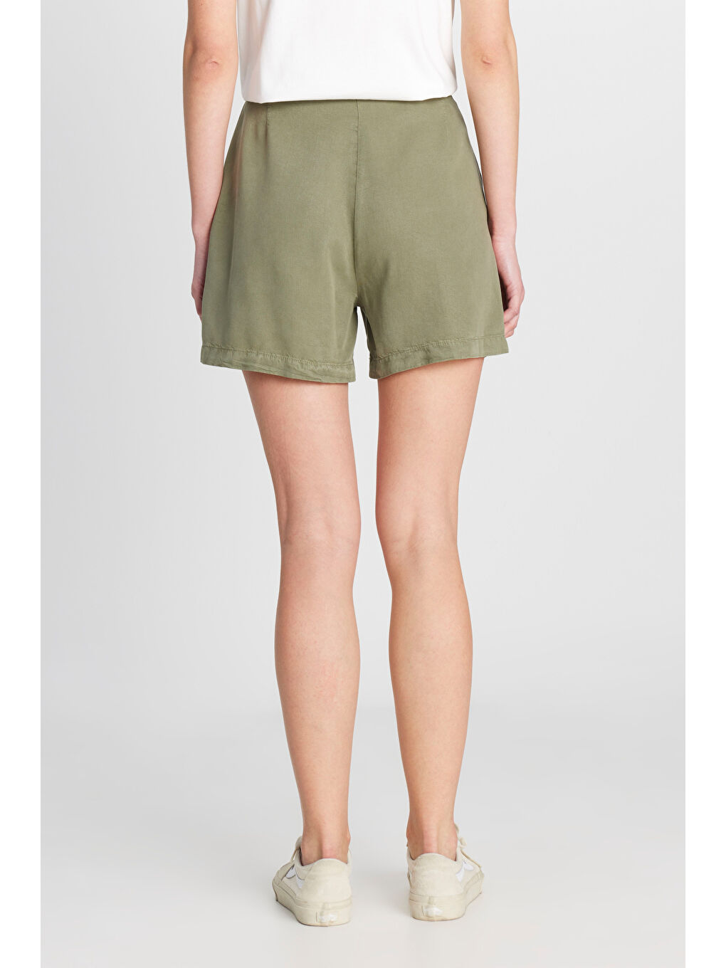 Relaxed Fit Geniş Kesim Yumuşak Dokulu Bağcıklı Haki Şort-3