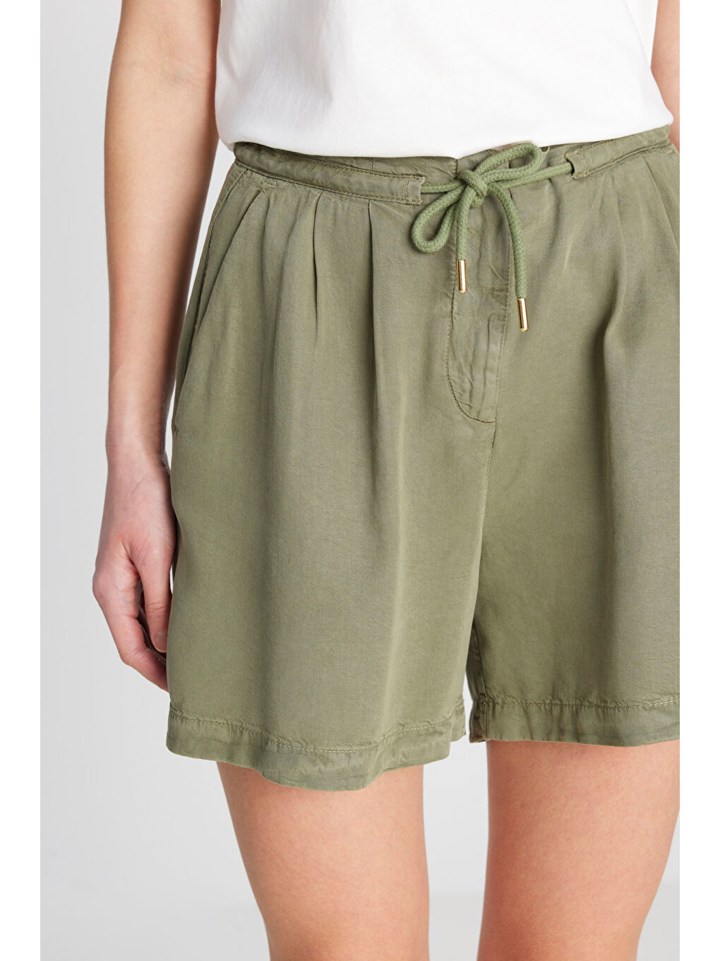 Relaxed Fit Geniş Kesim Yumuşak Dokulu Bağcıklı Haki Şort-4