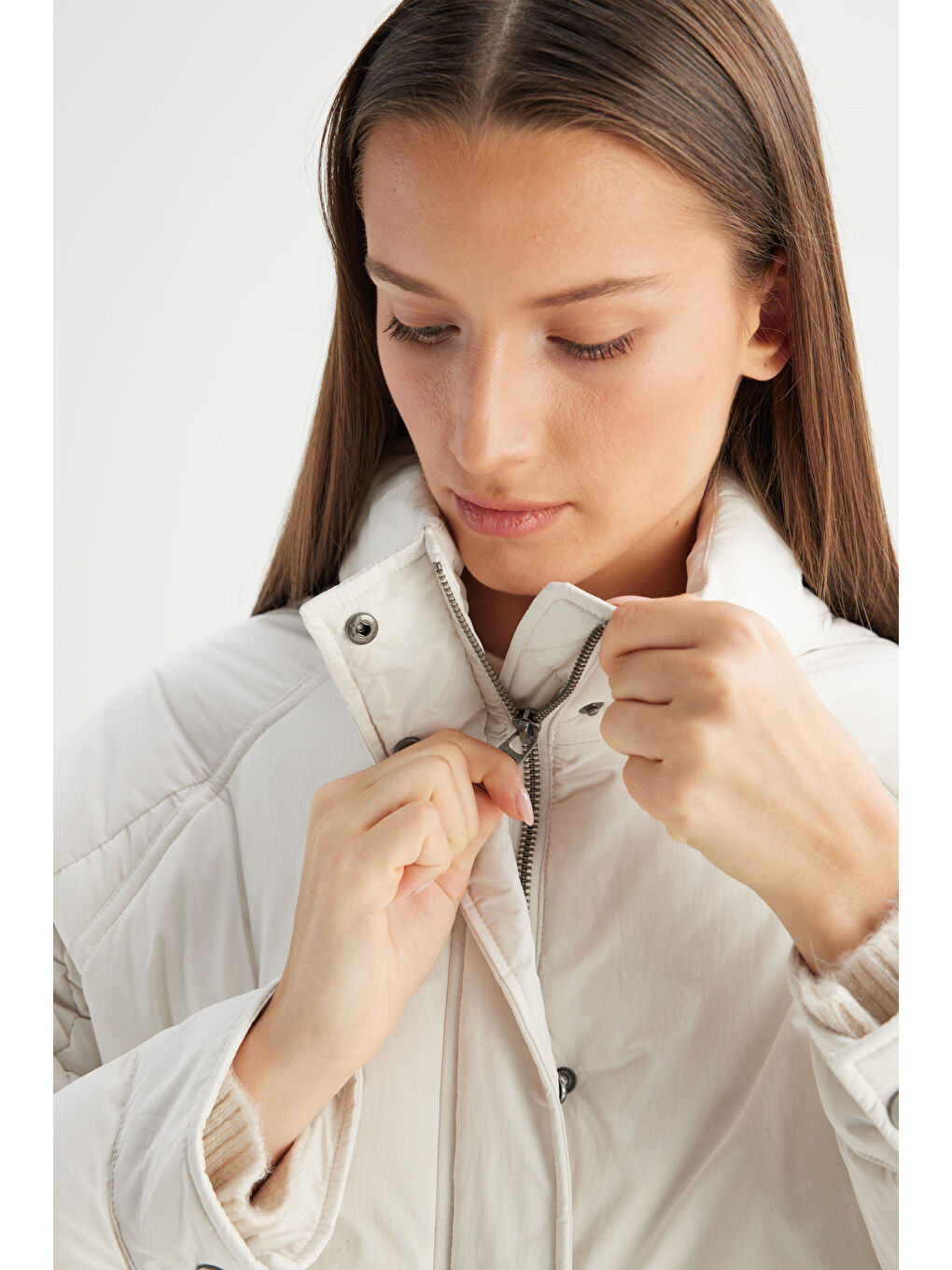 Relaxed Fit Geniş Kesim Dik Yaka Kapitone Detaylı Ekru İnce Mont-3