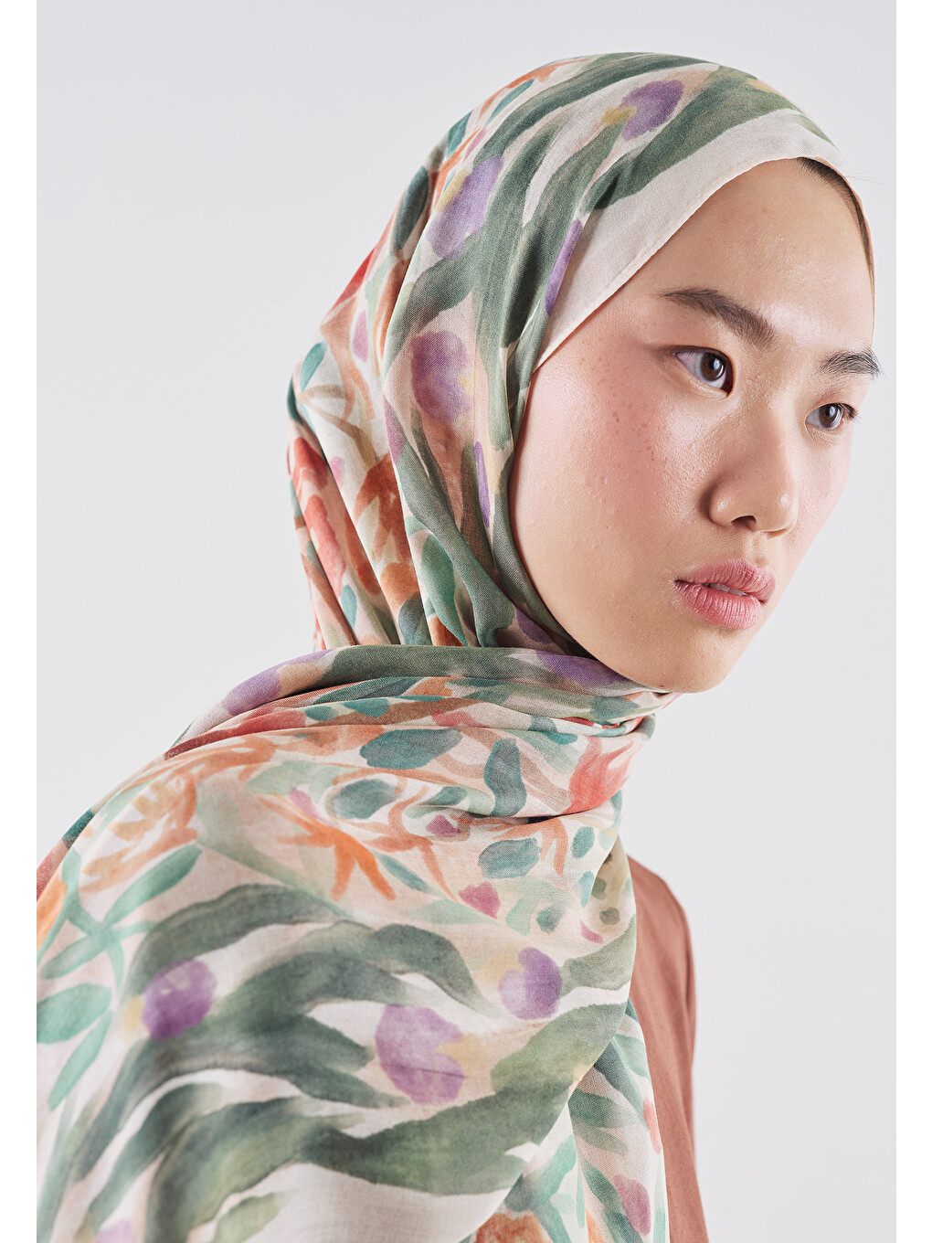 Haki Floral Whimsy Desen Rami Viskon Şal Kırmızı-2