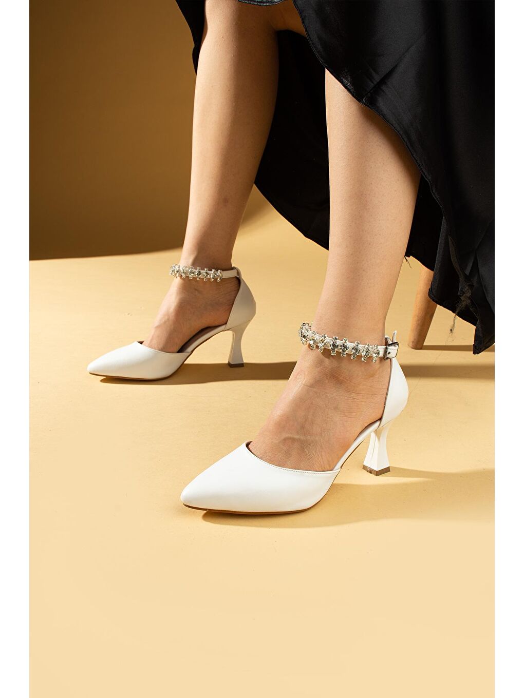 Beyaz Bilekten Taş Detaylı Tokalı Kadın Topuklu Ayakkabı 018-711-24Cilt