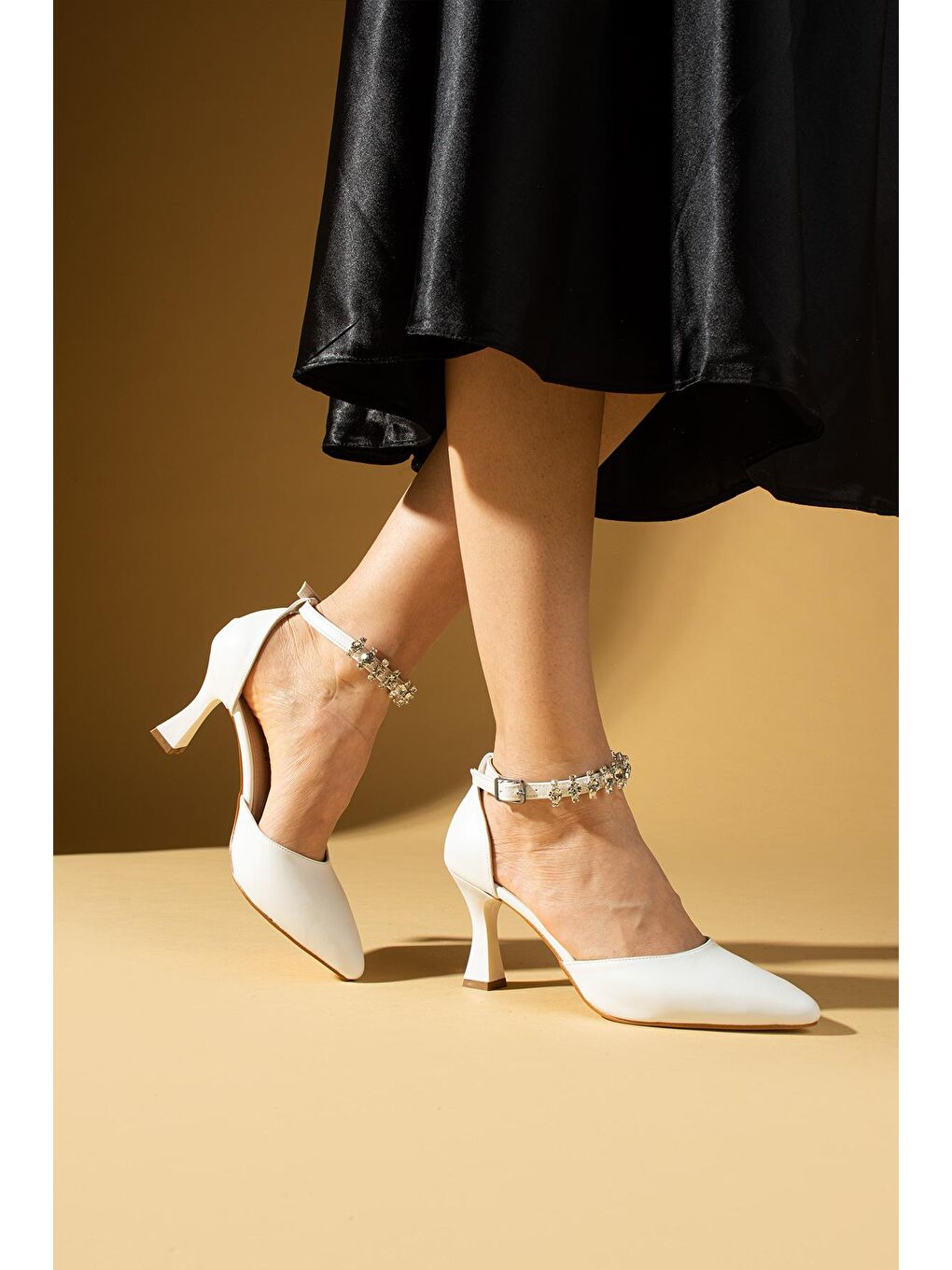 Beyaz Bilekten Taş Detaylı Tokalı Kadın Topuklu Ayakkabı 018-711-24Cilt-1