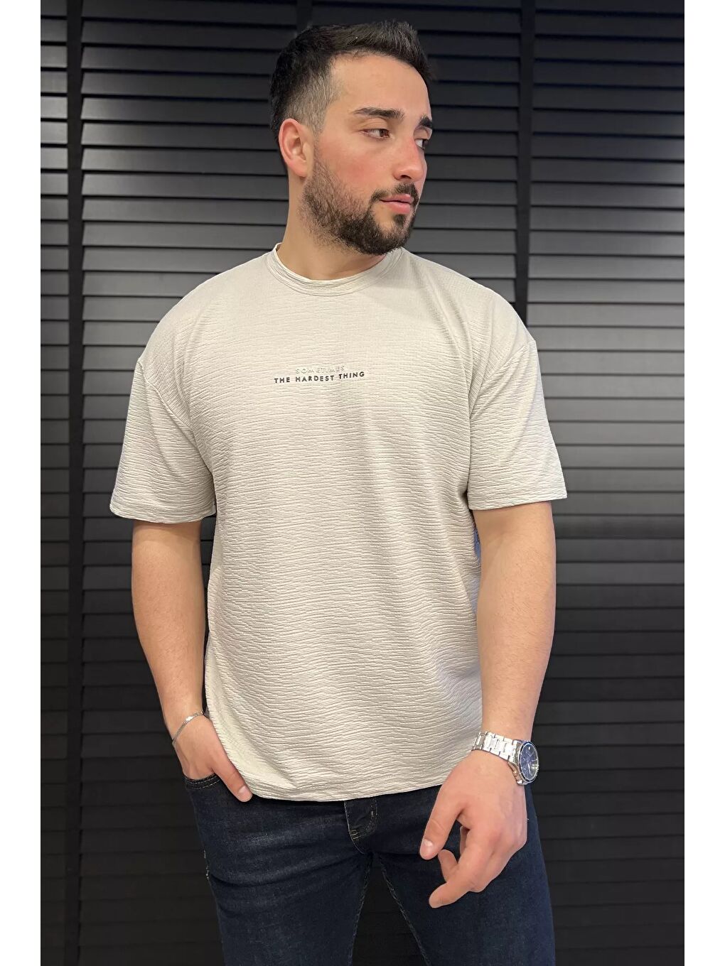 Gri Erkek Silikon Yazı Baskılı Kendinden Desenli Tişört