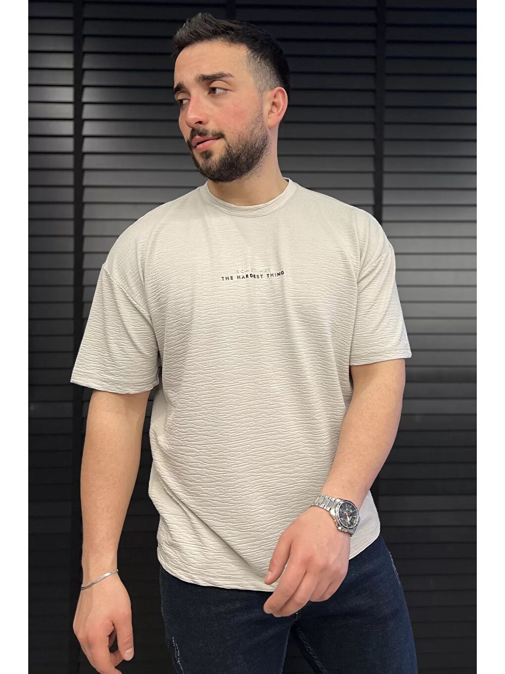 Gri Erkek Silikon Yazı Baskılı Kendinden Desenli Tişört-1