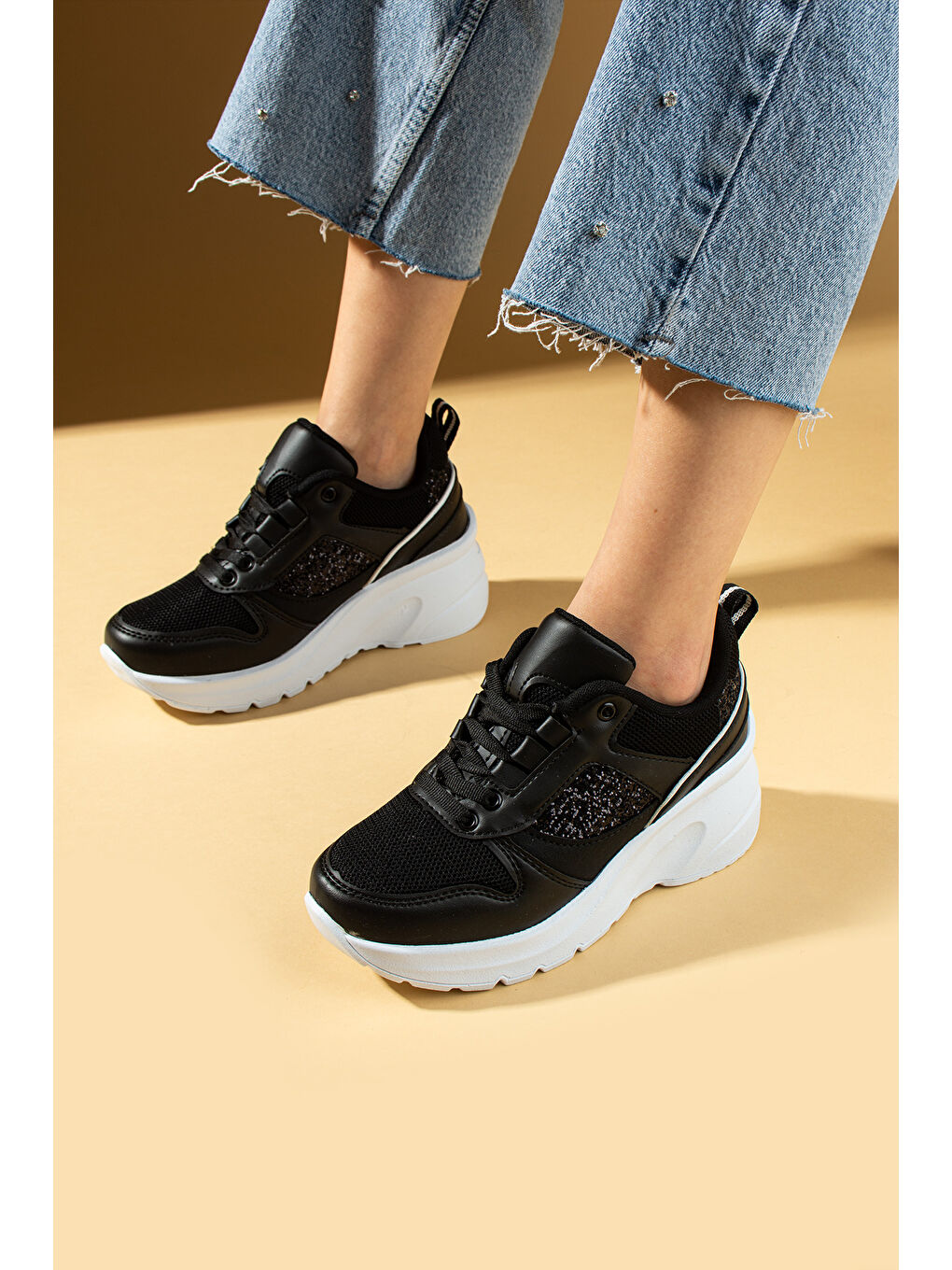 Siyah Kalın Taban Bağcıklı Fileli Taş Detaylı Kadın Sneakers 89-044-25Byaz