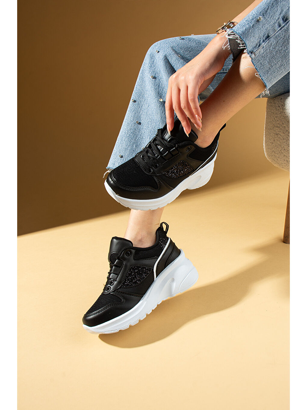 Siyah Kalın Taban Bağcıklı Fileli Taş Detaylı Kadın Sneakers 89-044-25Byaz-1