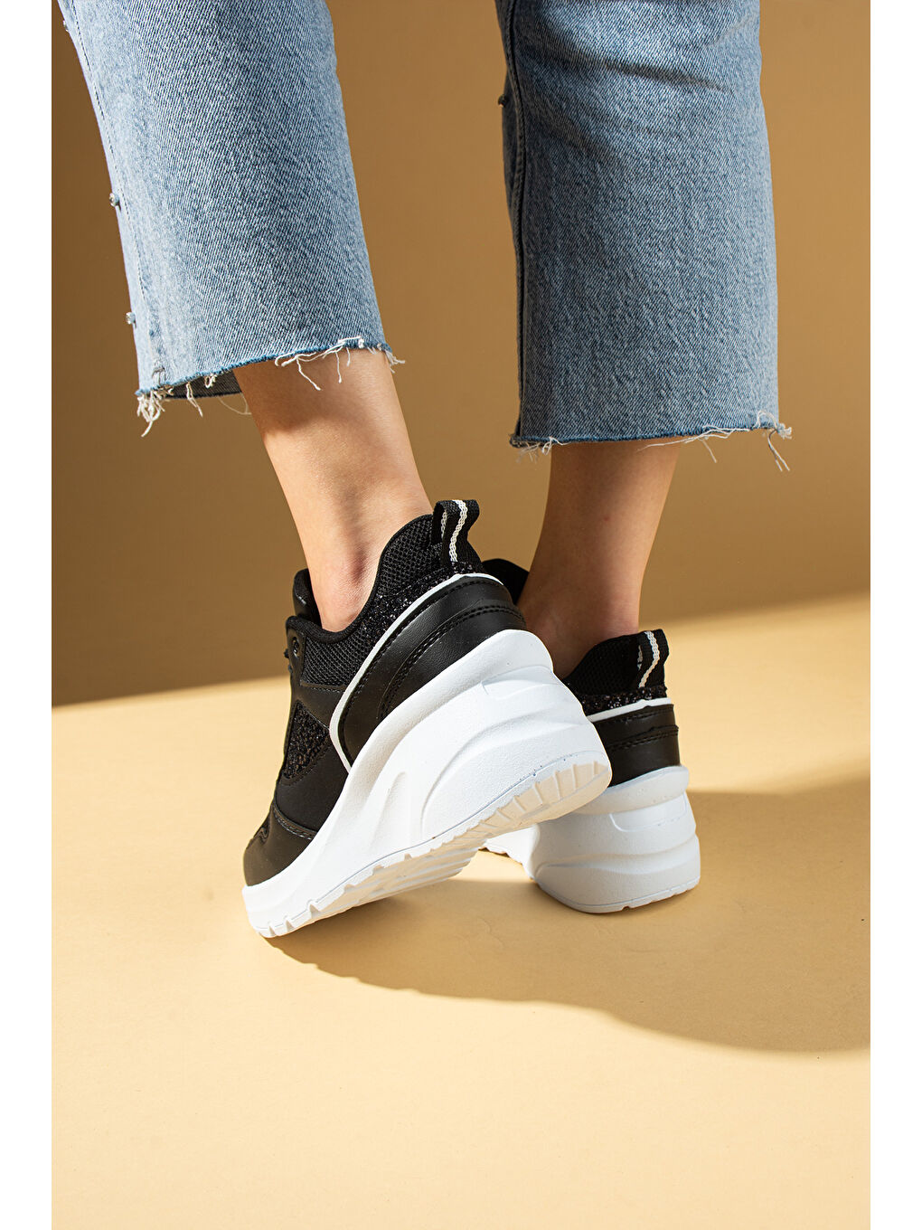 Siyah Kalın Taban Bağcıklı Fileli Taş Detaylı Kadın Sneakers 89-044-25Byaz-2