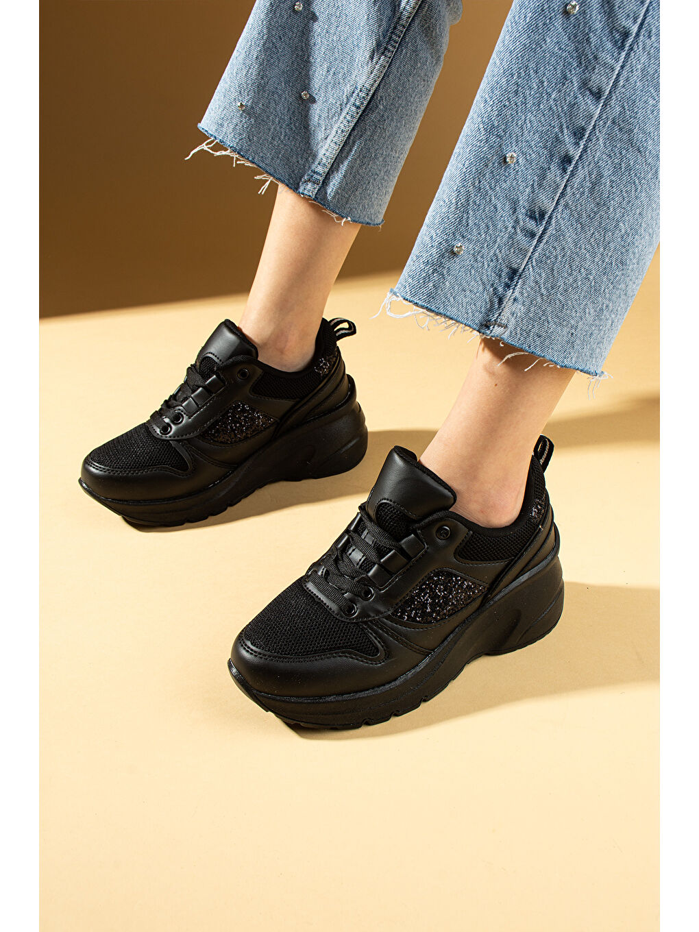 Siyah Kalın Taban Bağcıklı Fileli Taş Detaylı Kadın Sneakers 89-044-25