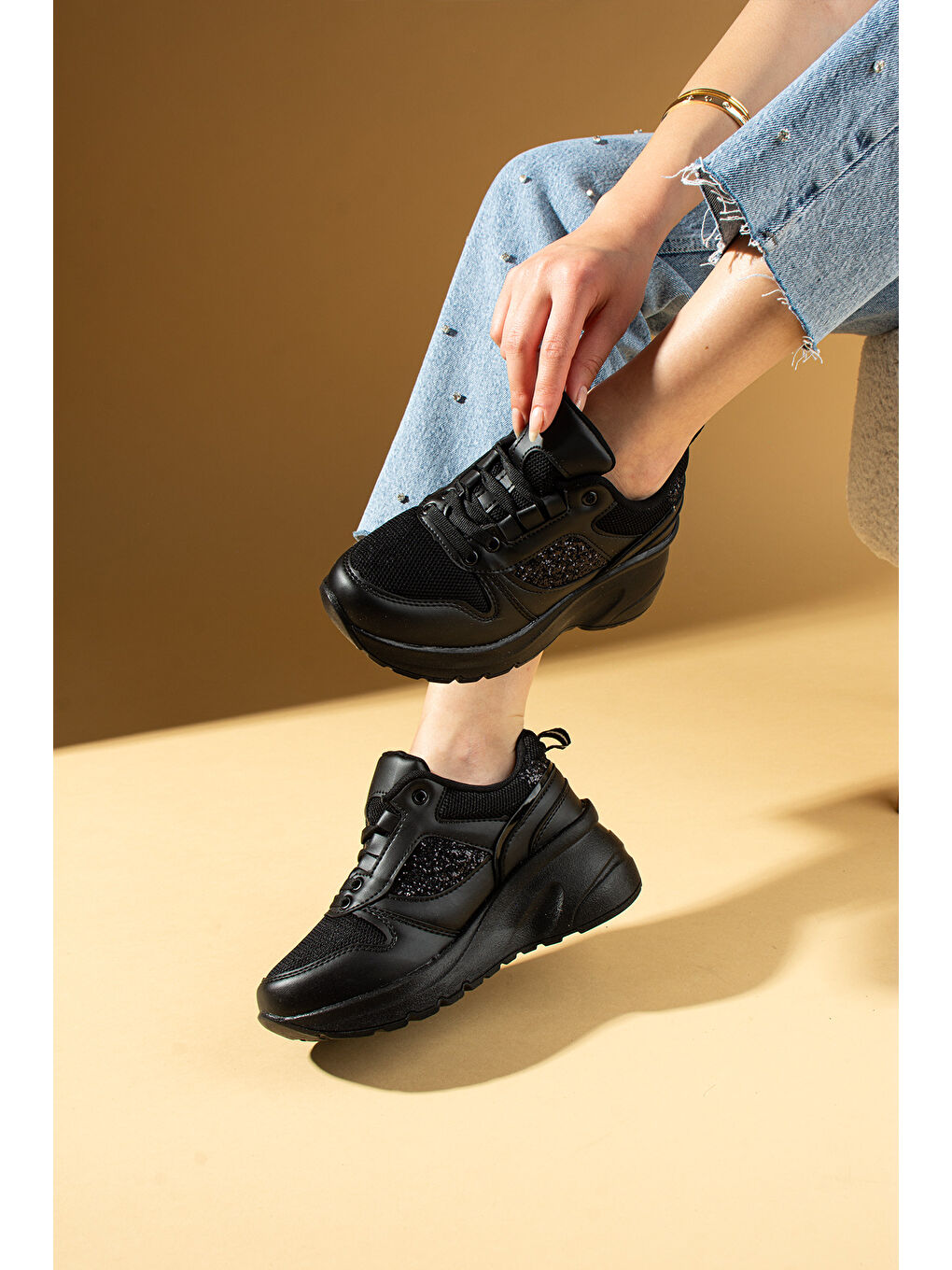 Siyah Kalın Taban Bağcıklı Fileli Taş Detaylı Kadın Sneakers 89-044-25-1