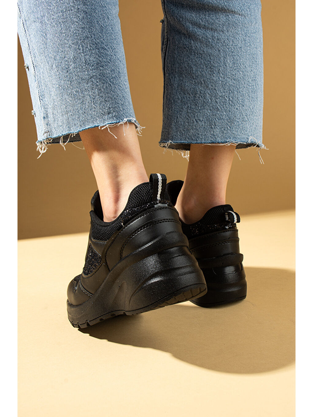 Siyah Kalın Taban Bağcıklı Fileli Taş Detaylı Kadın Sneakers 89-044-25-2