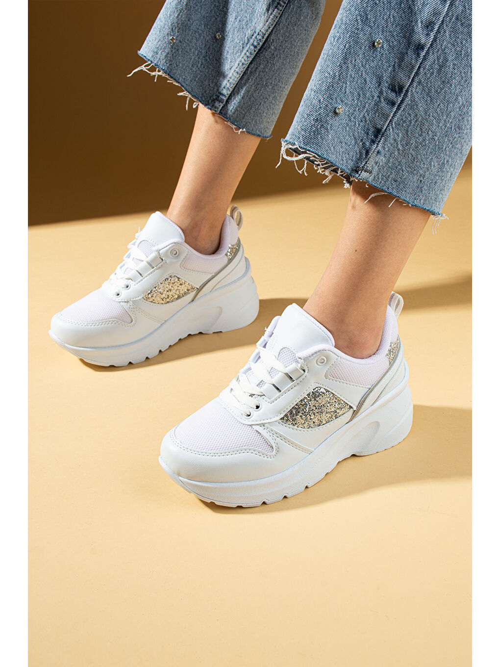 Beyaz Kalın Taban Bağcıklı Fileli Taş Detaylı Kadın Sneakers 89-044-25