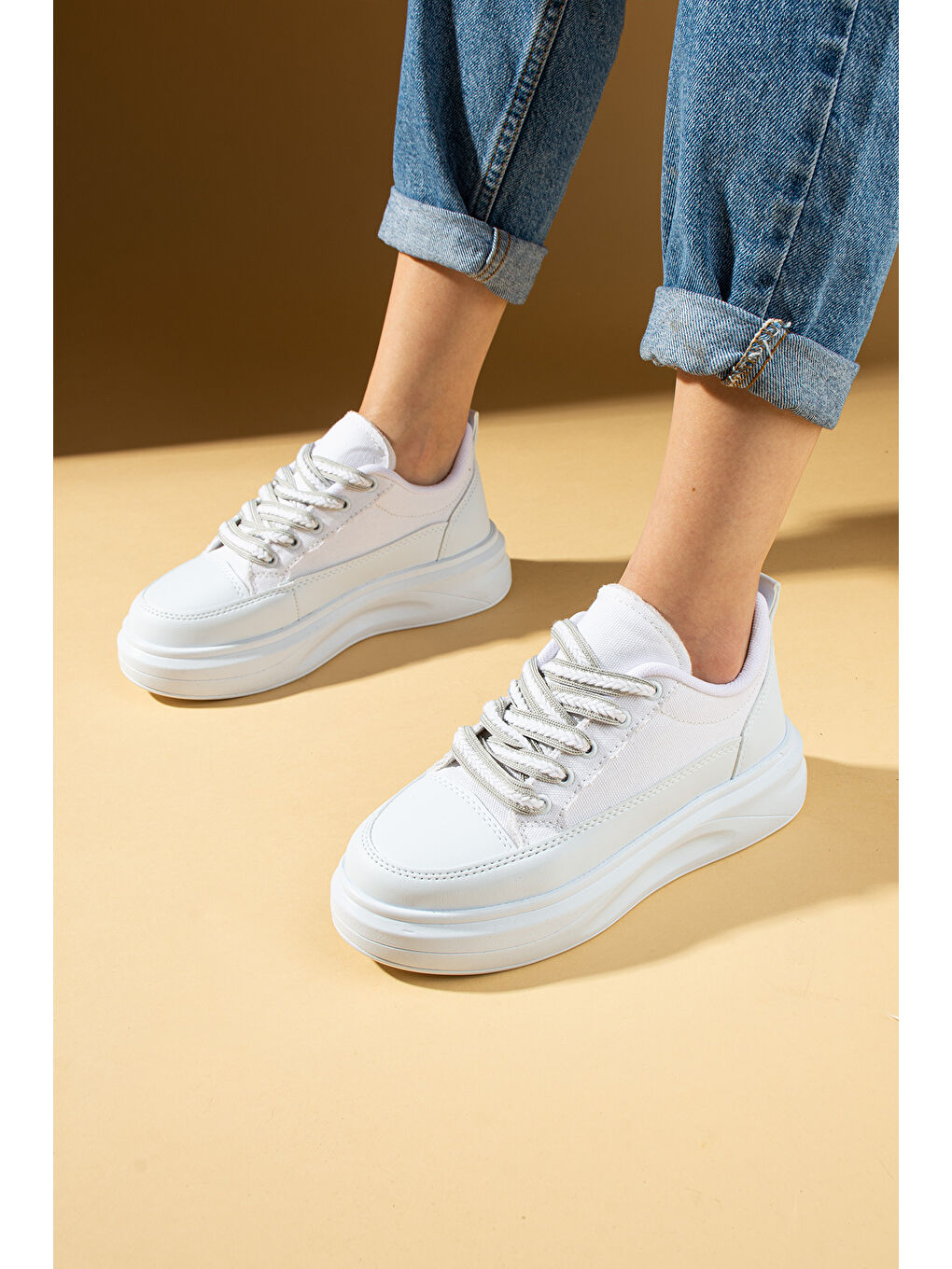 Beyaz Kalın Taban Renkli Bağcıklı Hafif Taban Kadın Sneakers 89-049-25