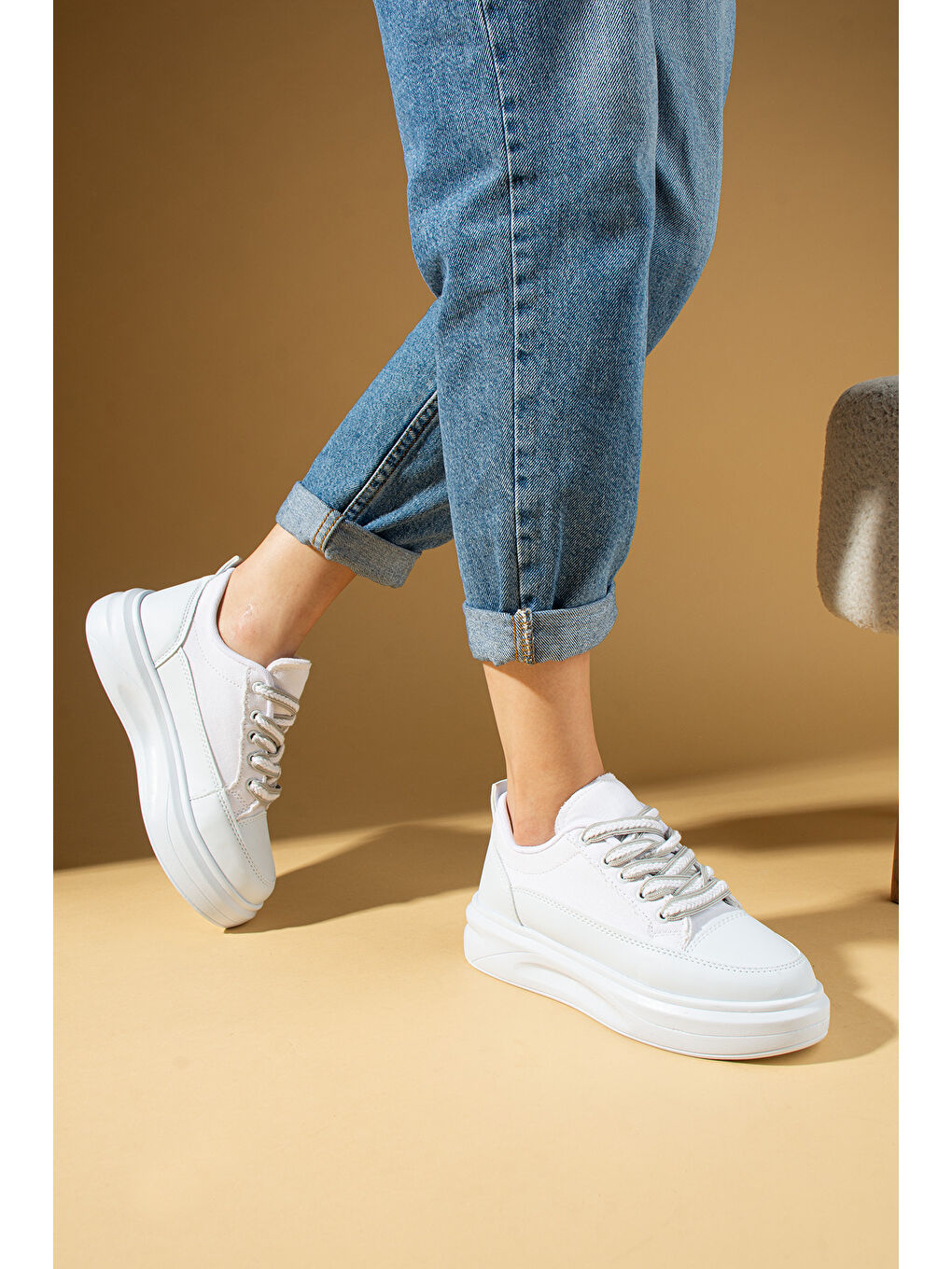 Beyaz Kalın Taban Renkli Bağcıklı Hafif Taban Kadın Sneakers 89-049-25-2