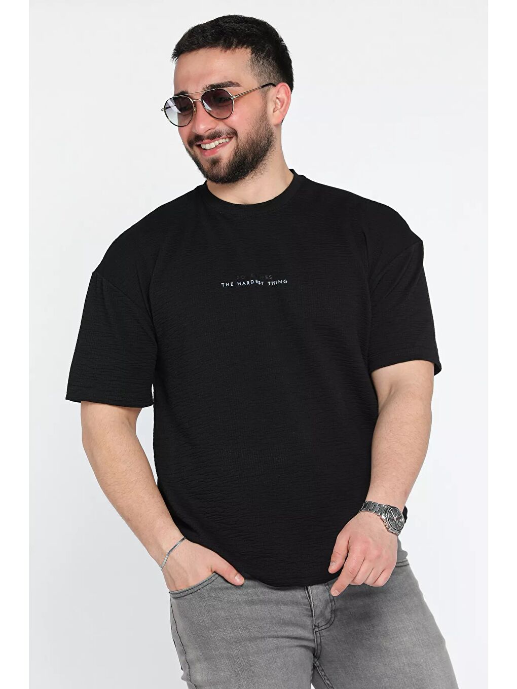 Siyah Erkek Silikon Yazı Baskılı Kendinden Desenli Tişört-1