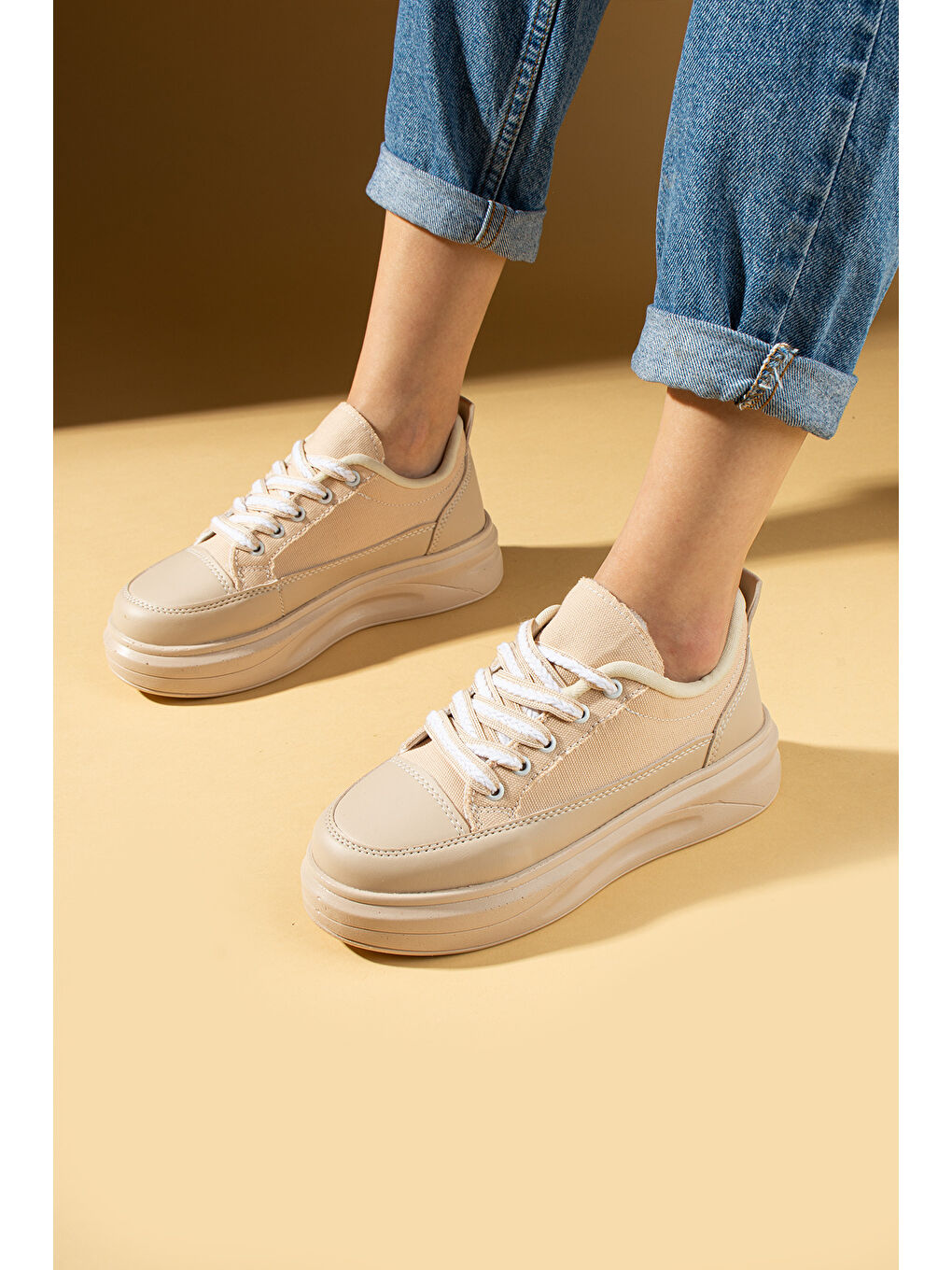 Bej Kalın Taban Renkli Bağcıklı Hafif Taban Kadın Sneakers 89-049-25