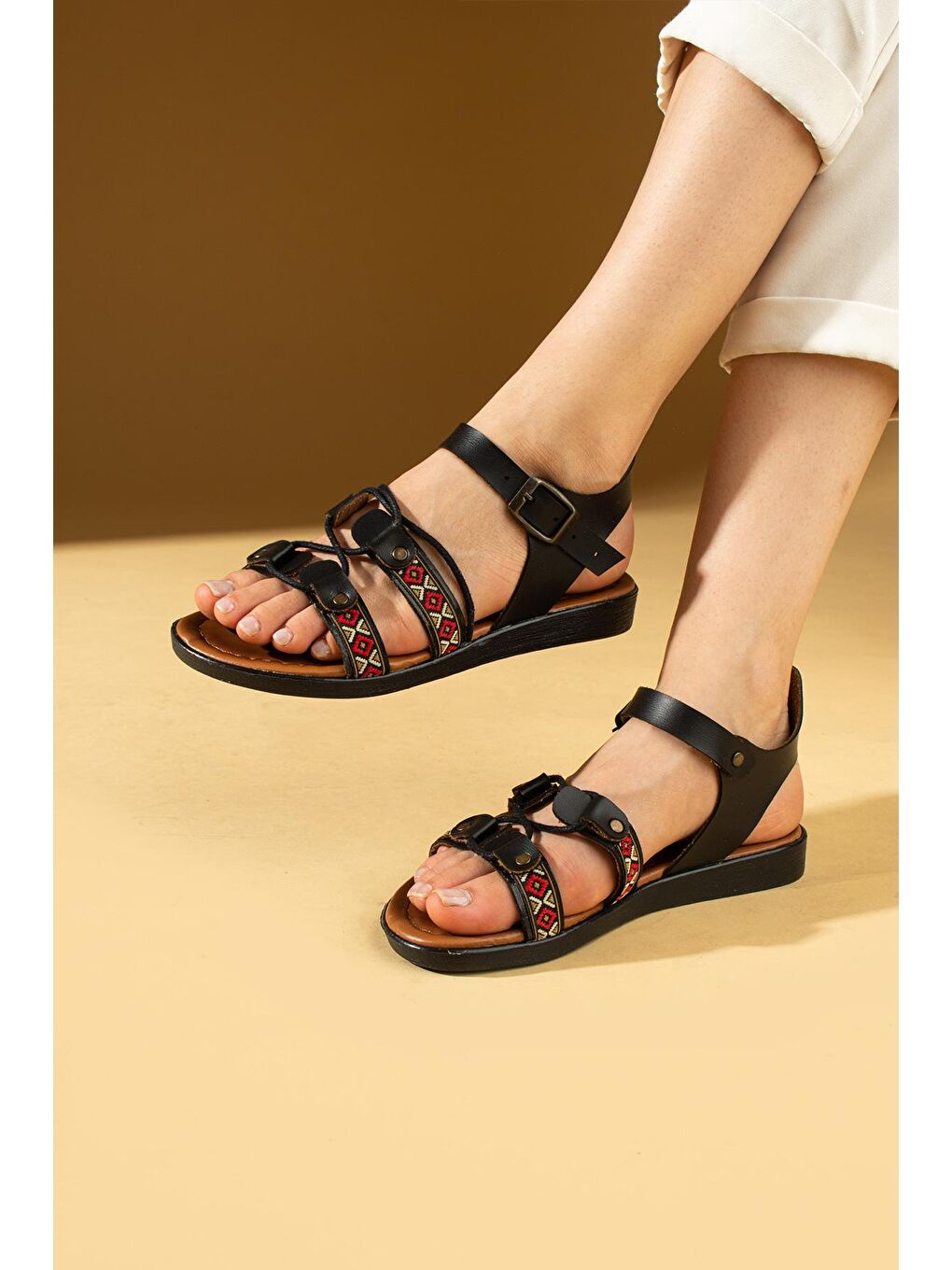 Siyah Otantik İşleme Detaylı Tokalı Kadın Sandalet 51-330-24-1