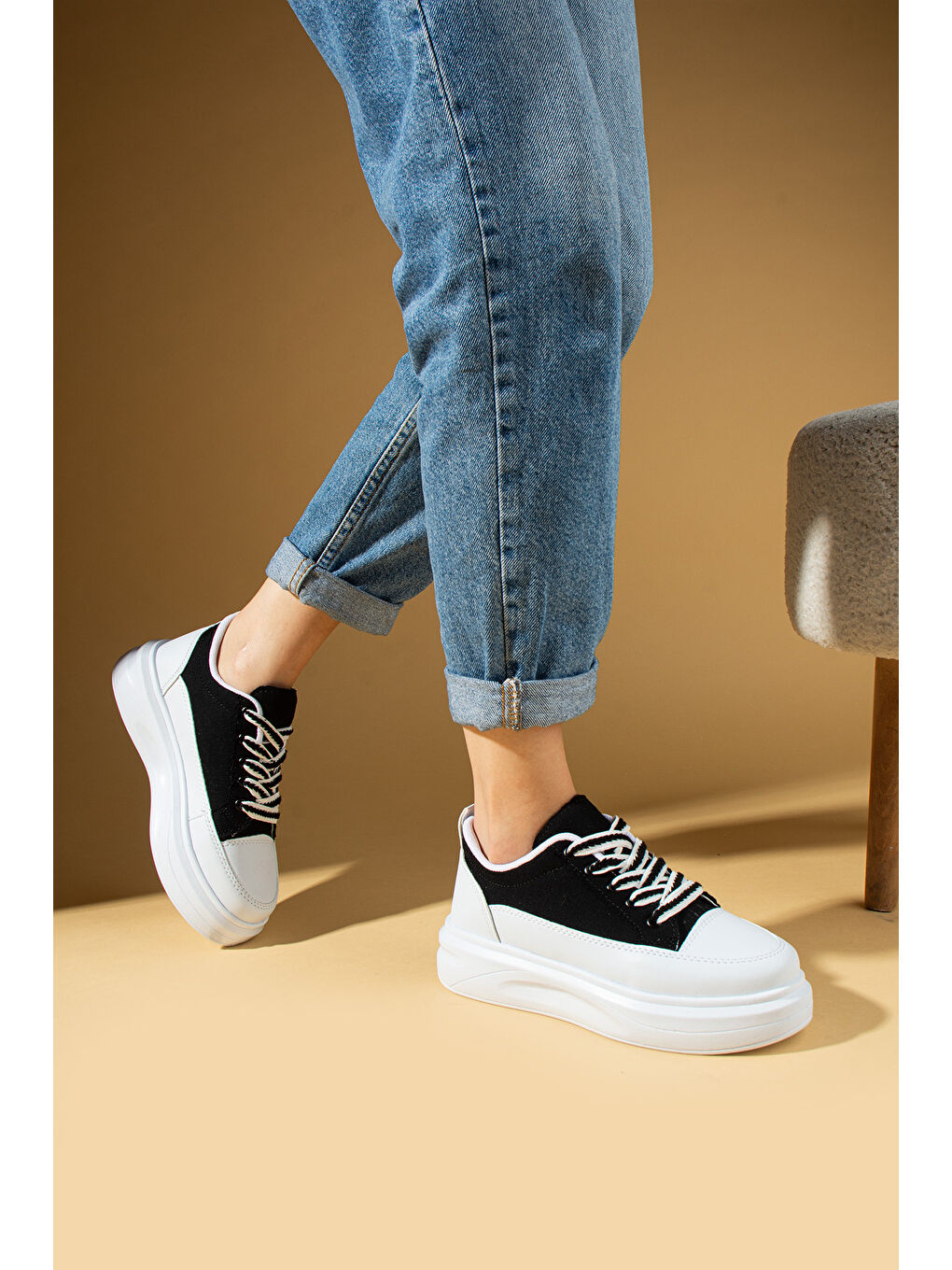 Siyah Kalın Taban Renkli Bağcıklı Hafif Taban Kadın Sneakers 89-049-25Byaz