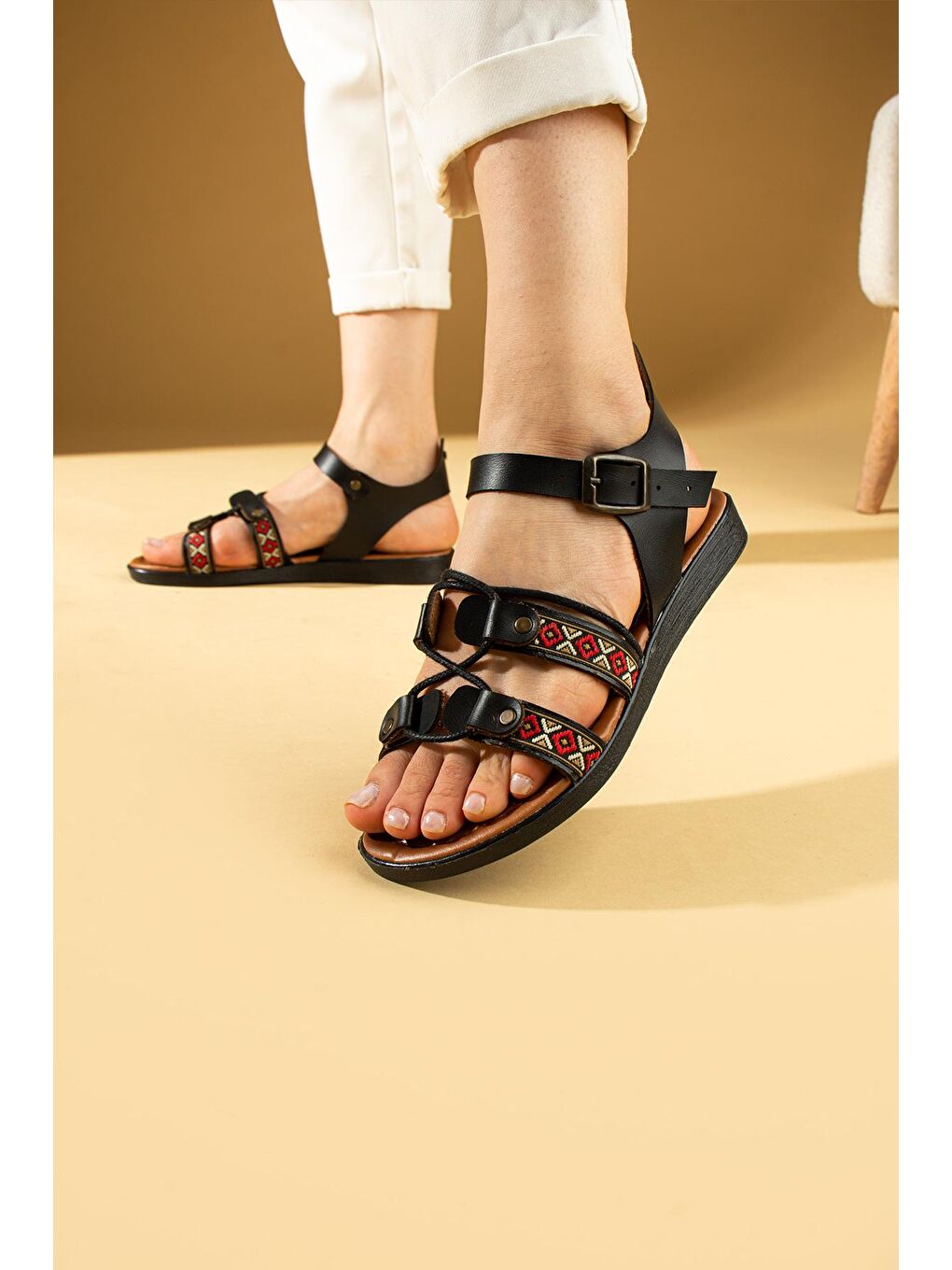 Siyah Otantik İşleme Detaylı Tokalı Kadın Sandalet 51-330-24-2