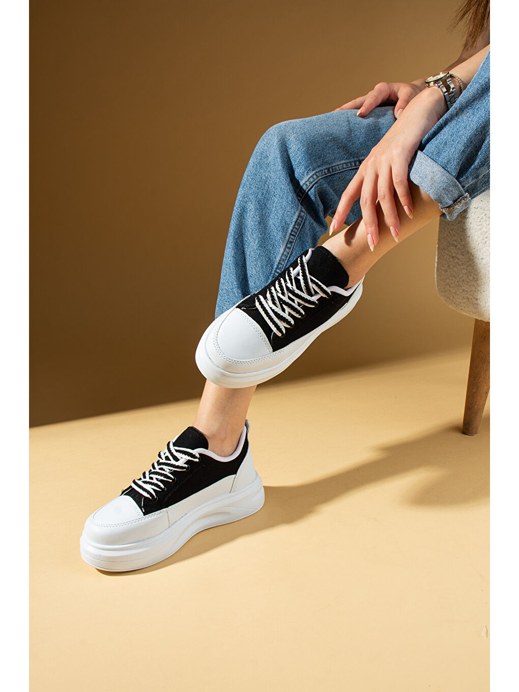 Siyah Kalın Taban Renkli Bağcıklı Hafif Taban Kadın Sneakers 89-049-25Byaz-1