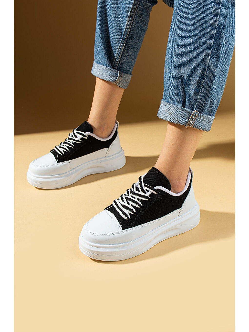 Siyah Kalın Taban Renkli Bağcıklı Hafif Taban Kadın Sneakers 89-049-25Byaz-2