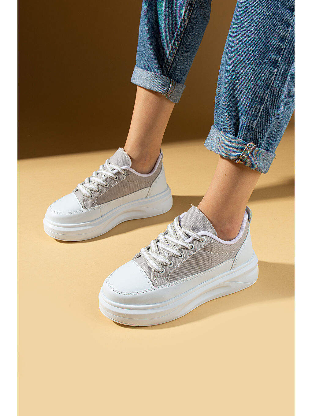 Gri Kalın Taban Renkli Bağcıklı Hafif Taban Kadın Sneakers 89-049-25Byaz