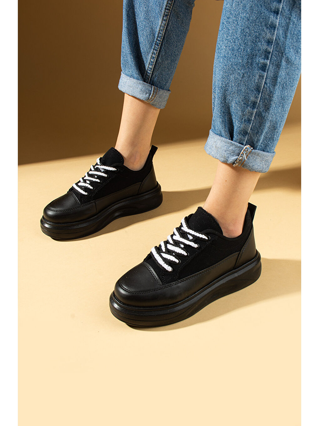 Siyah Kalın Taban Renkli Bağcıklı Hafif Taban Kadın Sneakers 89-049-25