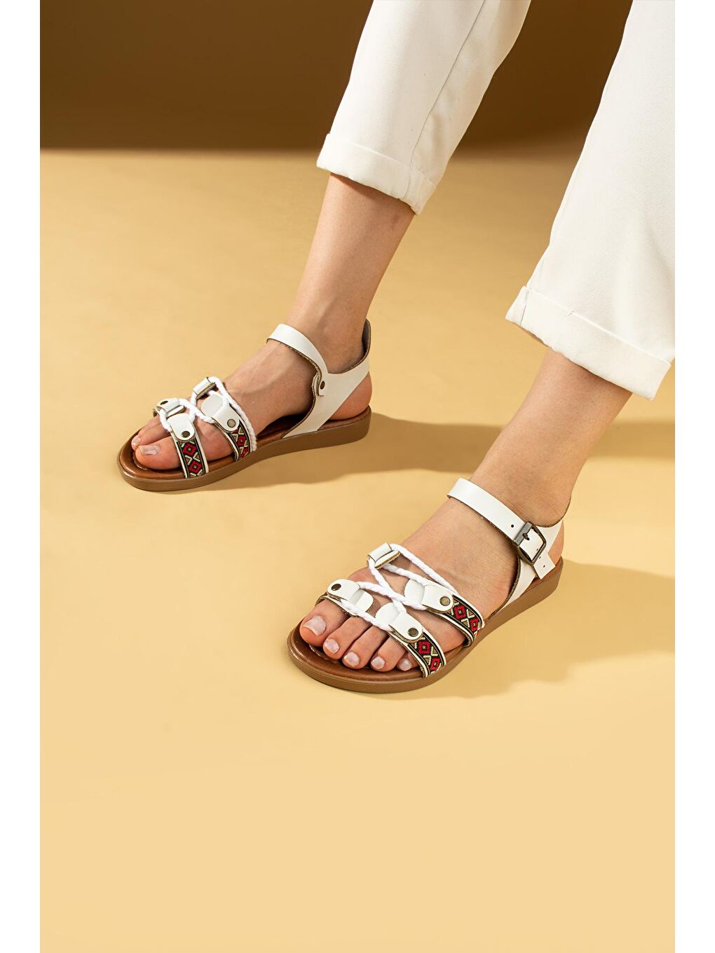 Beyaz Otantik İşleme Detaylı Tokalı Kadın Sandalet 51-330-24