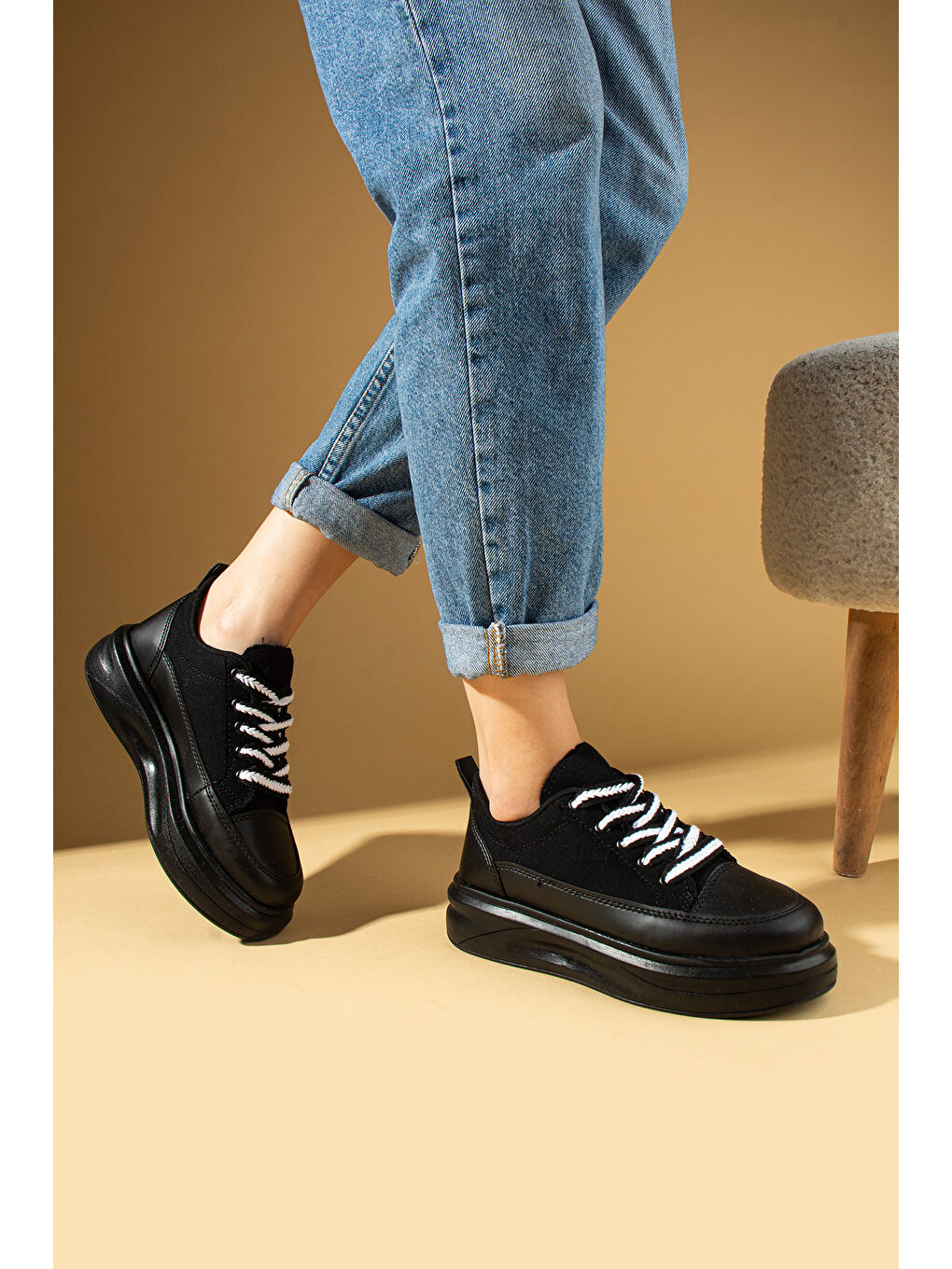 Siyah Kalın Taban Renkli Bağcıklı Hafif Taban Kadın Sneakers 89-049-25-2