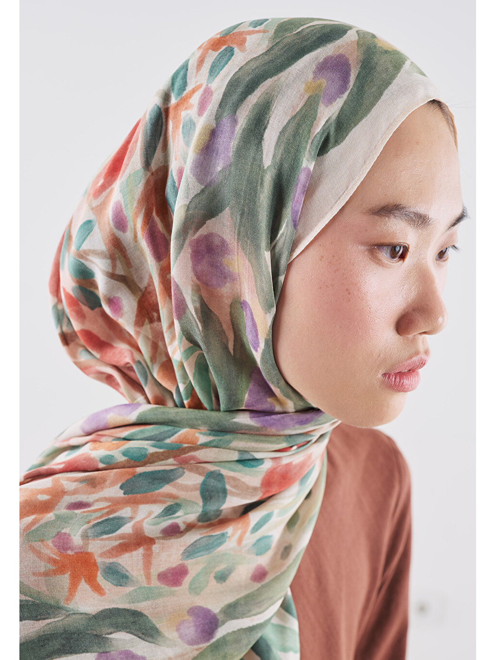 Haki Floral Whimsy Desen Rami Viskon Şal Kırmızı-3