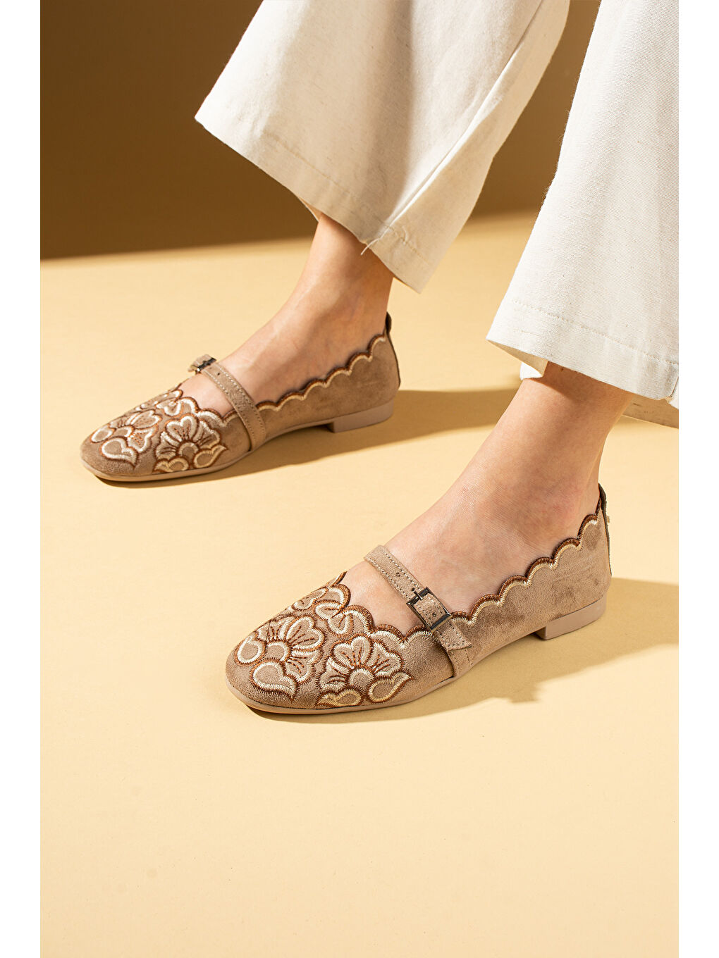 Kahverengi Çiçek Nakışlı Tokalı Rahat Hafif Taban Kadın Babet 69-013-25Süet