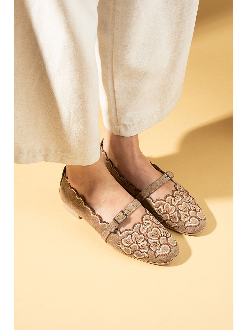 Kahverengi Çiçek Nakışlı Tokalı Rahat Hafif Taban Kadın Babet 69-013-25Süet-2
