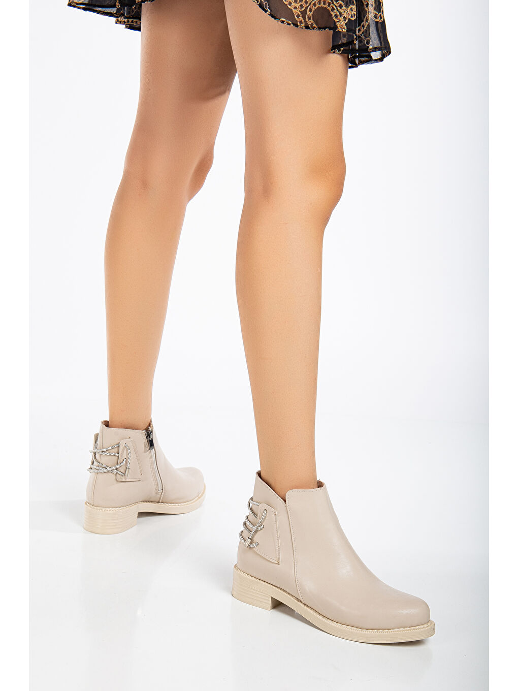 Bej Kadın Ten Cilt Termo Taban Arkası Taşlı İp Geçişli Fermuarlı Kısa Topuklu Bot