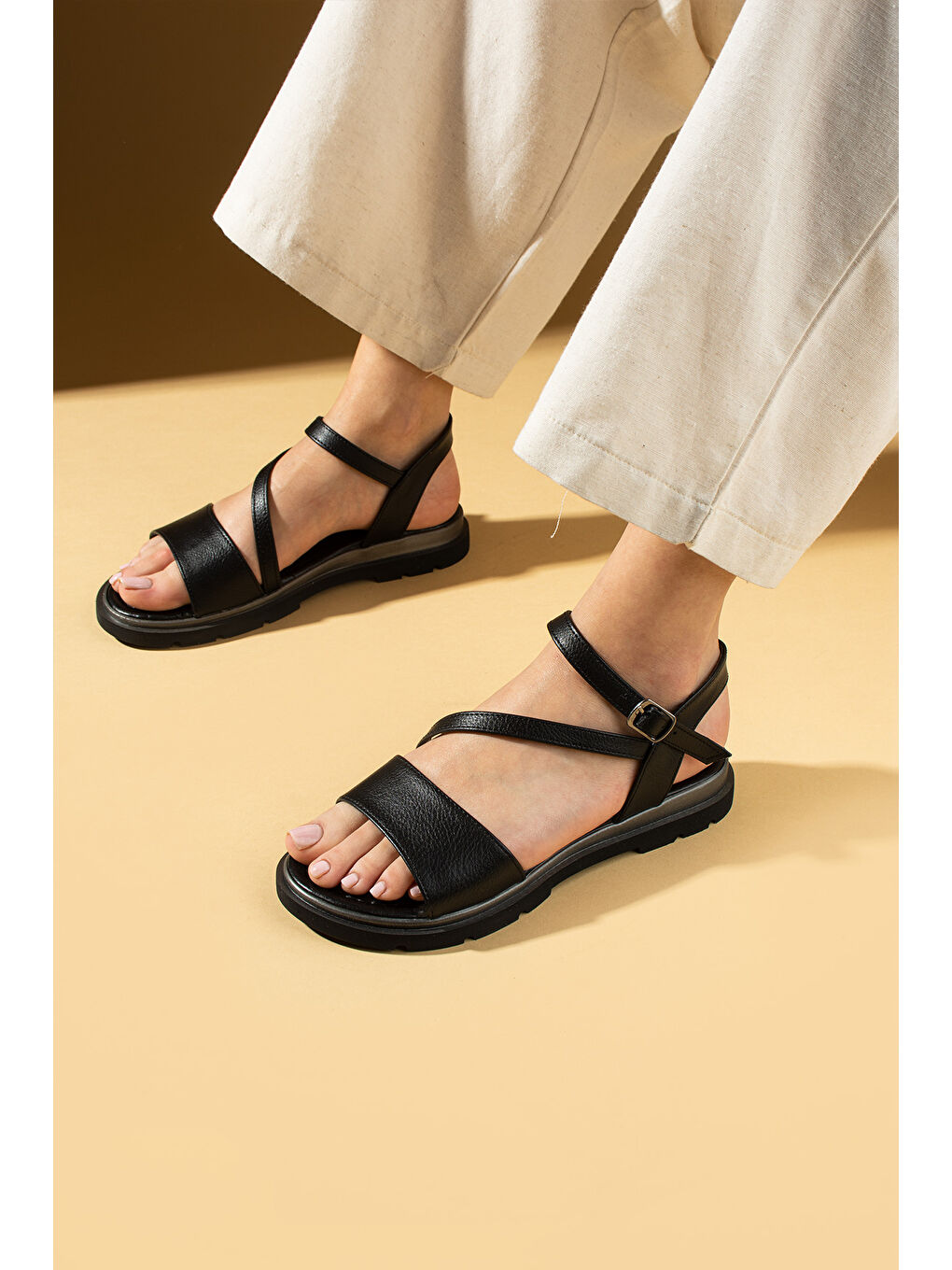 Siyah Kalın Bantlı Tokalı Rahat Taban Kadın Sandalet 018-037-25