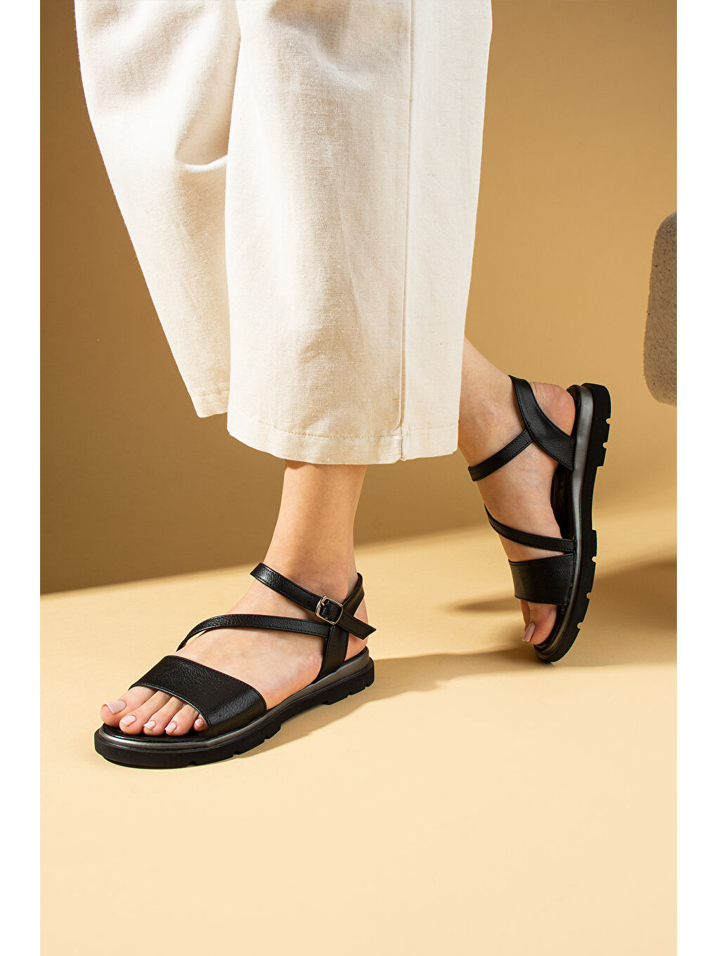 Siyah Kalın Bantlı Tokalı Rahat Taban Kadın Sandalet 018-037-25-1