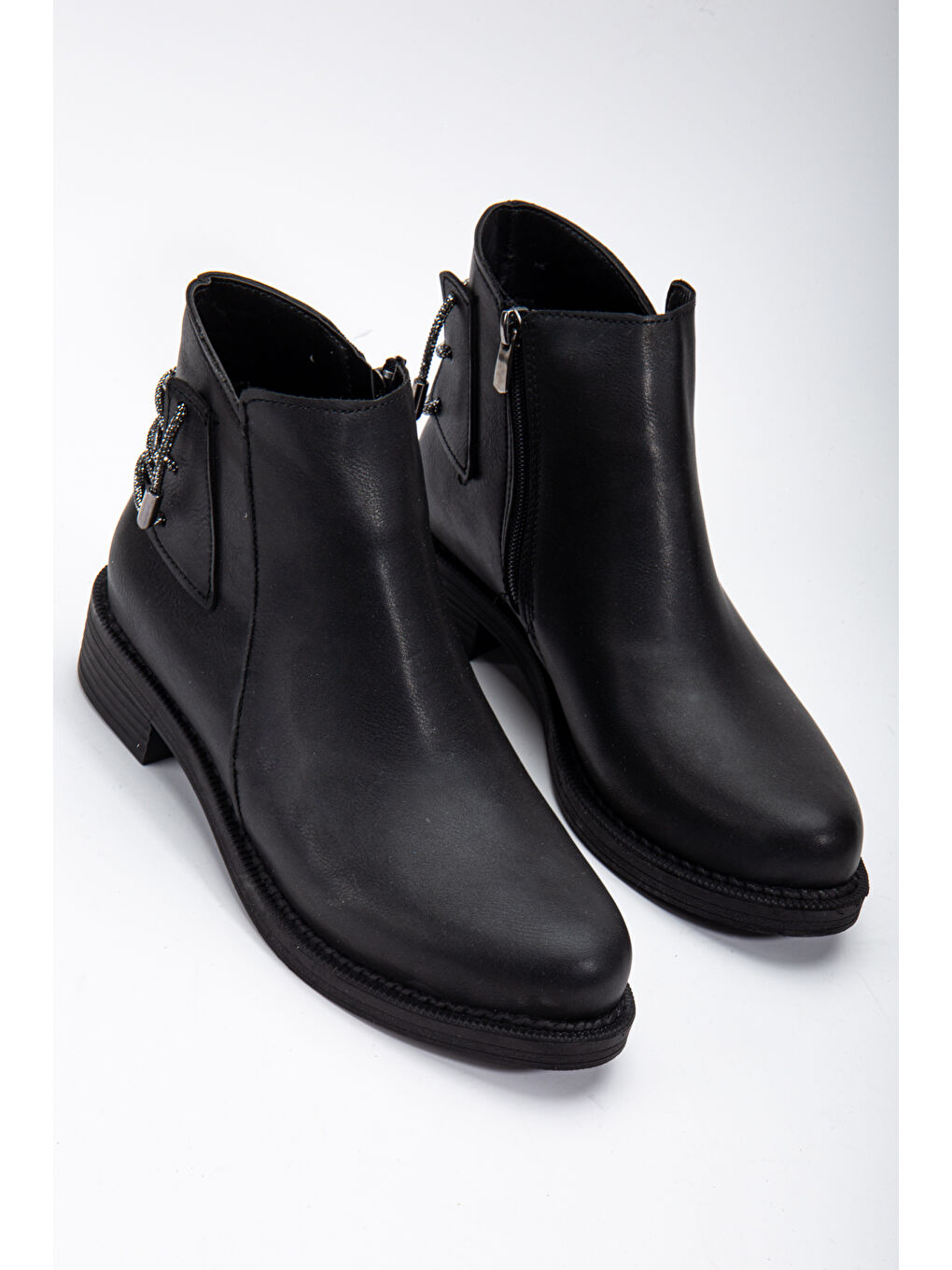 Kadın Siyah Cilt Termo Taban Arkası Taşlı İp Geçişli Fermuarlı Kısa Topuklu Bot-1