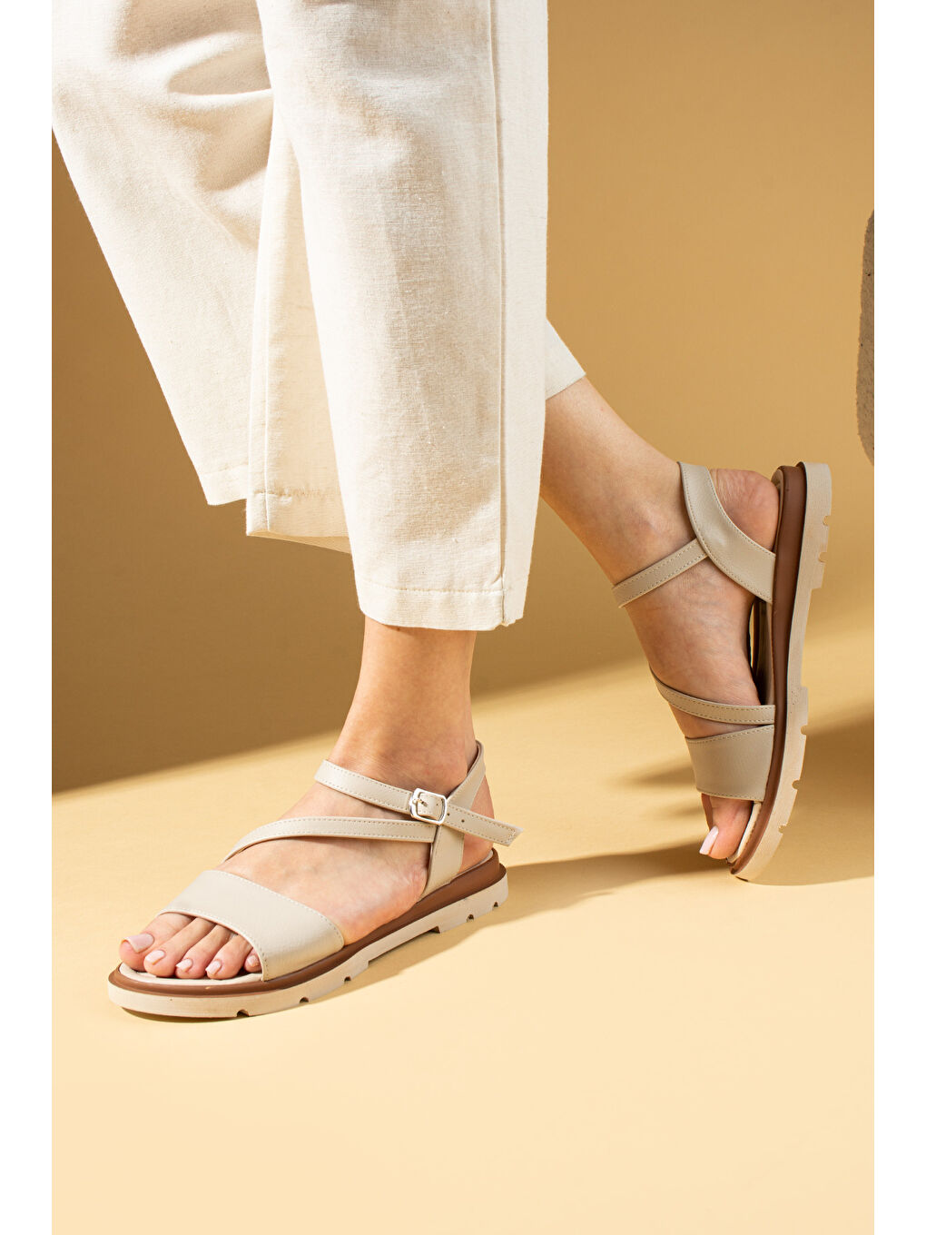 Bej Kalın Bantlı Tokalı Rahat Taban Kadın Sandalet 018-037-25-1