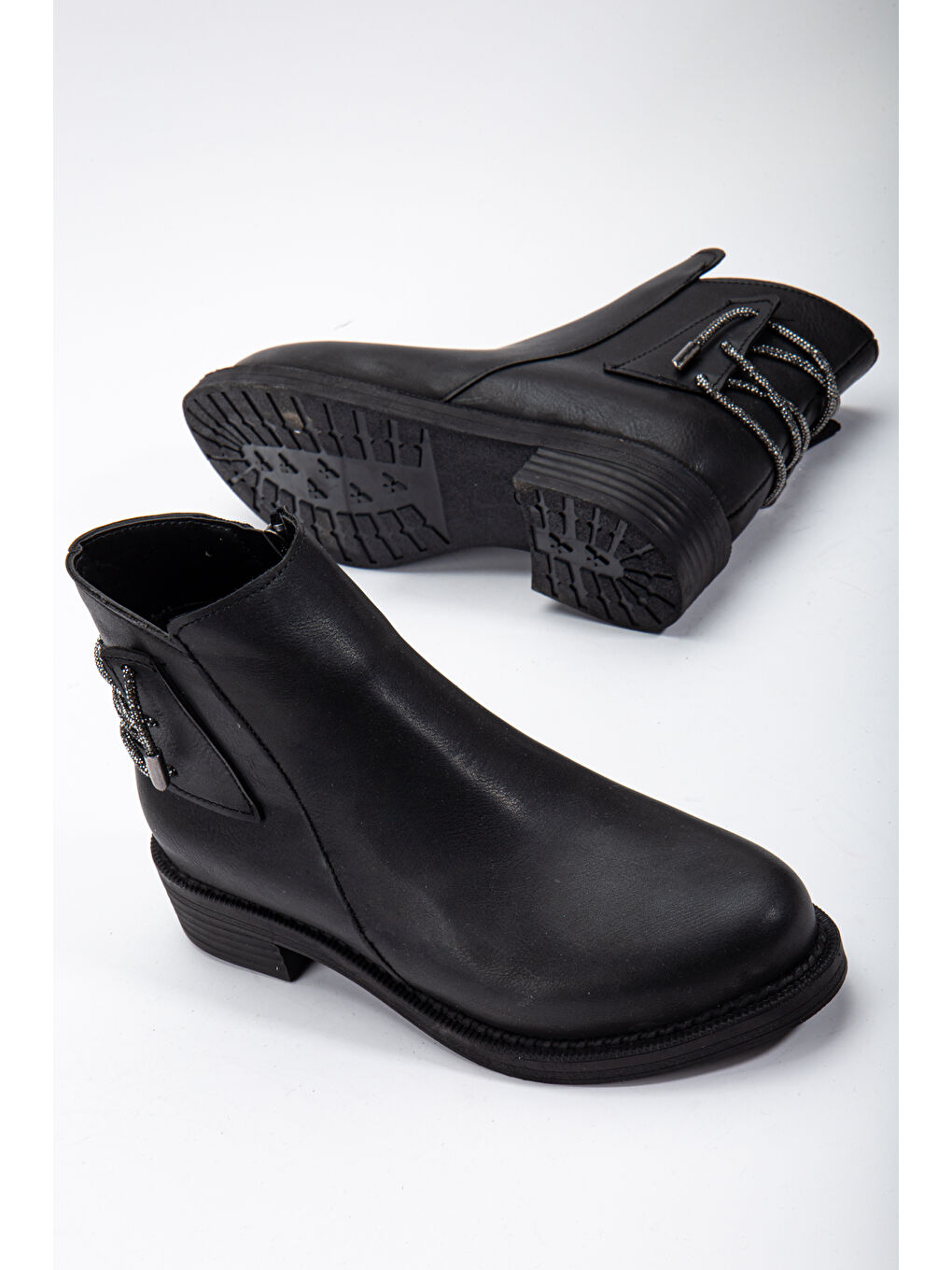 Kadın Siyah Cilt Termo Taban Arkası Taşlı İp Geçişli Fermuarlı Kısa Topuklu Bot-2