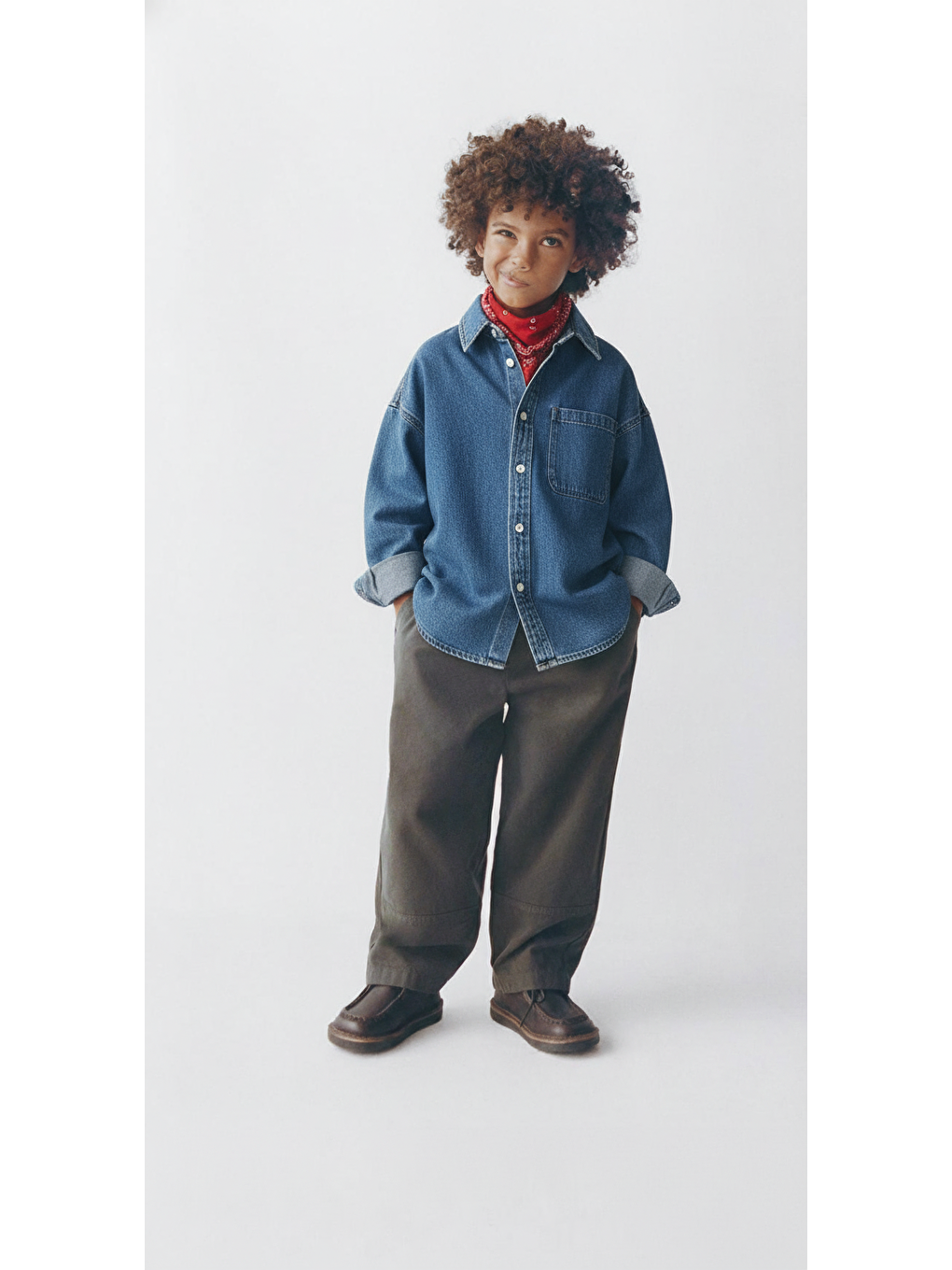 Unisex Çocuk Pamuklu Mavi Oversize Denim Gömlek – Rahat Günlük Tarz